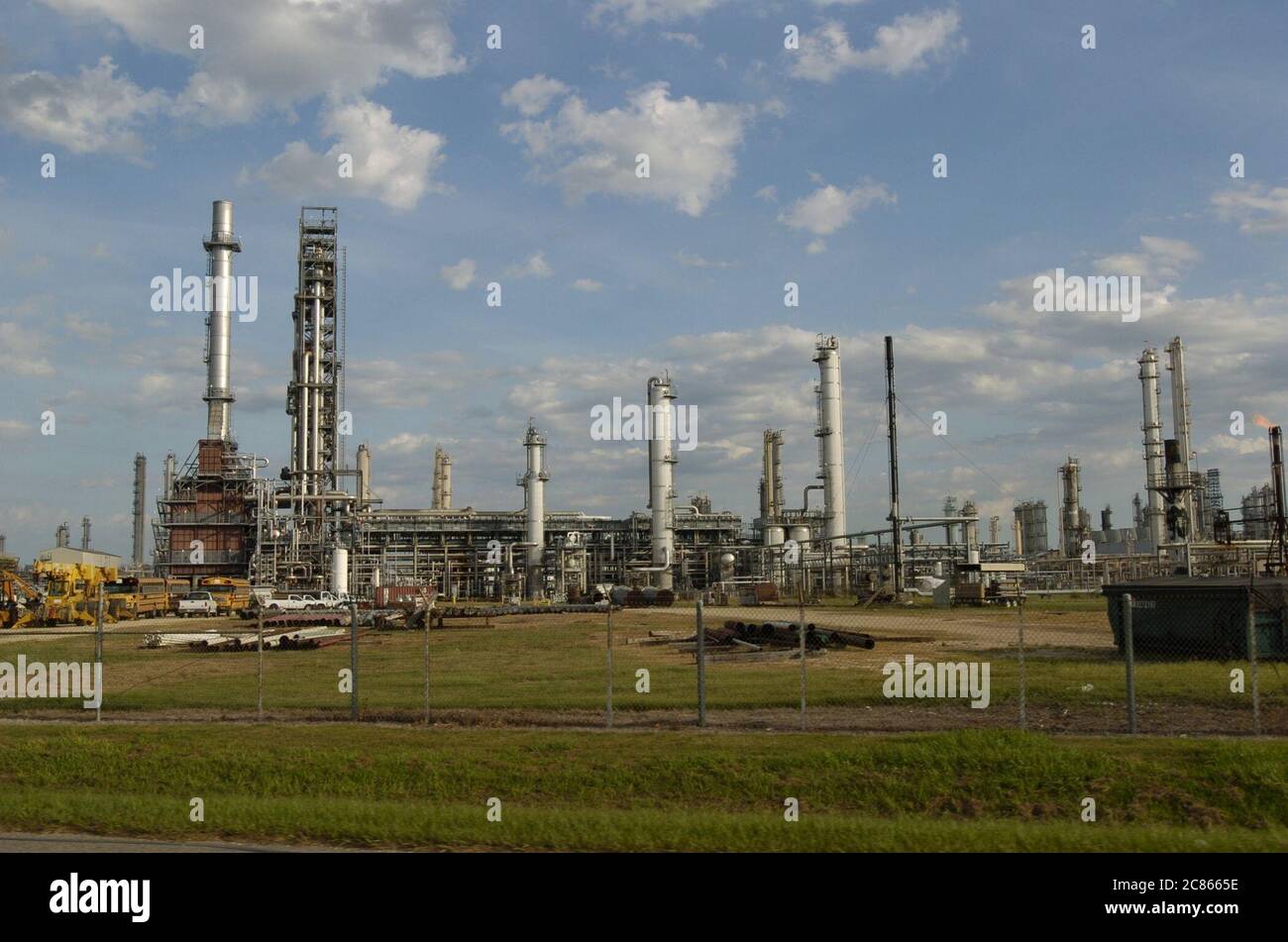 Freeport, Texas, USA, September 2005: Eine texanische Ölraffinerie außerhalb von Freeport, Texas im Brazoria County steht unbeschädigt vom Hurrikan Rita, nachdem der Sturm Anfang des Monats durchgebrannt war. ©Bob Daemmrich Stockfoto
