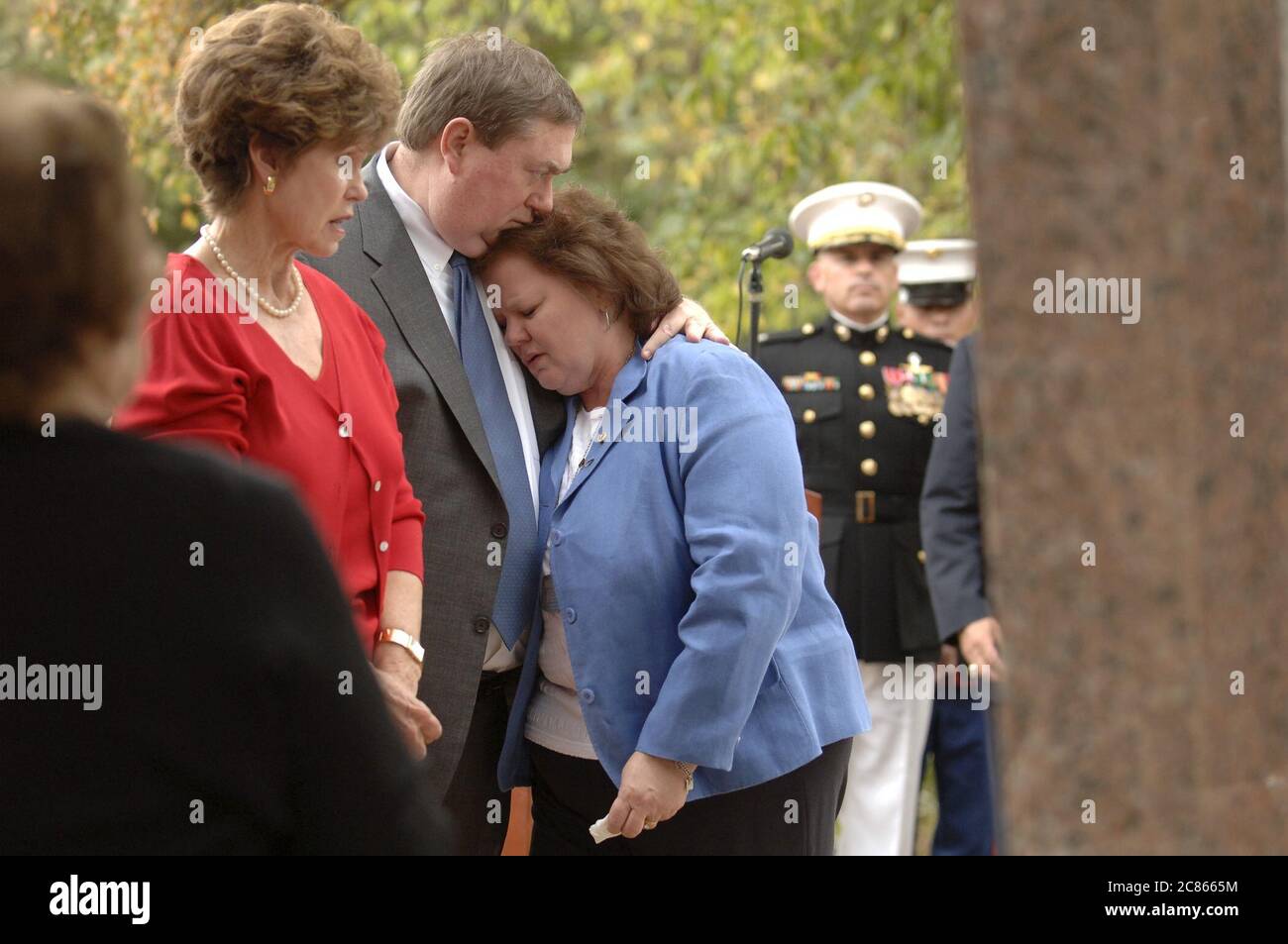 Pflugerville, Texas, USA, 11. November 2005: Janet Norwood, Mutter von Sgt. Byron Norwood, weint über die Einweihung des Fallen Warrior Memorial in einem Stadtpark. Die Gedenkstätte ehrt die neun Soldaten, die vom Ersten Weltkrieg bis zur Gegenwart aus der kleinen Gemeinde im Zentrum von Texas außerhalb von Austin getötet wurden. ©Bob Daemmrich Stockfoto