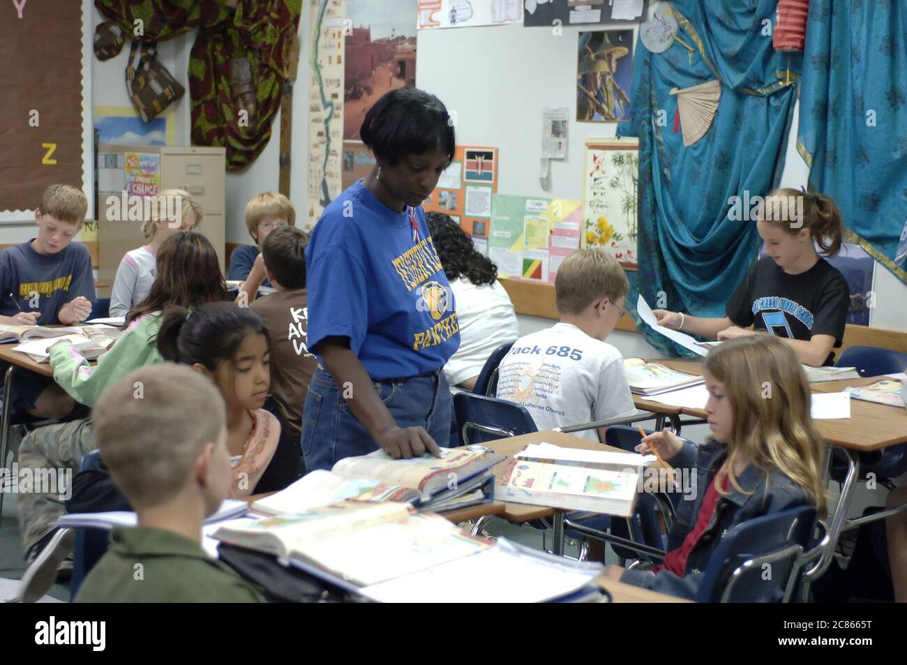 Pflugerville, Texas, USA, November 2005: Black Teacher interagiert mit Schülern in der sechsten Klasse des World Cultures Classroom im Vorstadtschulbezirk außerhalb von Austin. ©Bob Daemmrich Stockfoto