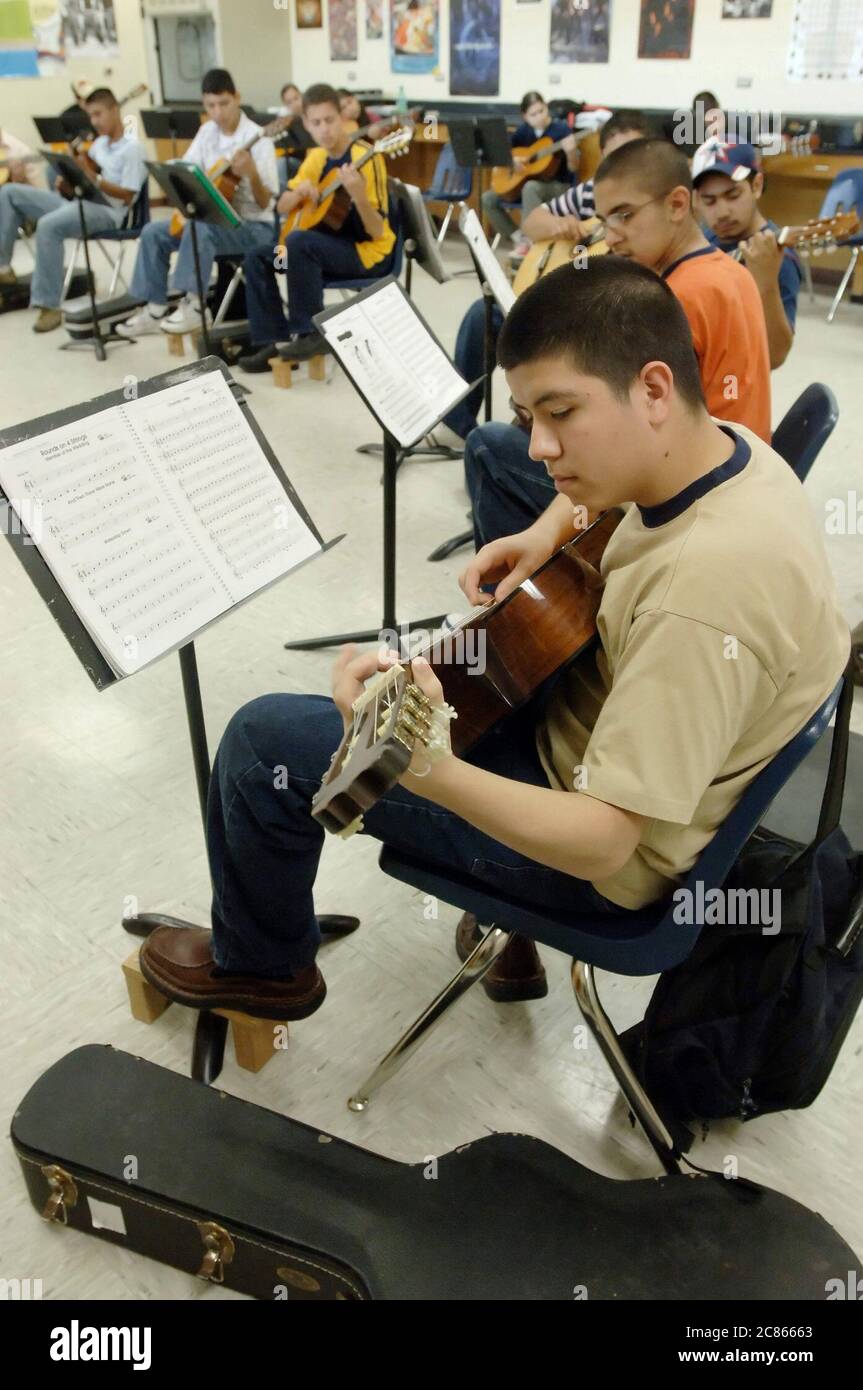 Brownsville, Texas, USA, 2. Dezember 2005: Schüler des ersten Studienjahres üben in einem Klassenzimmer an der Lopez High School, wo die Schülerschaft mehr als 99% Hispanic beträgt. ©Bob Daemmrich Stockfoto