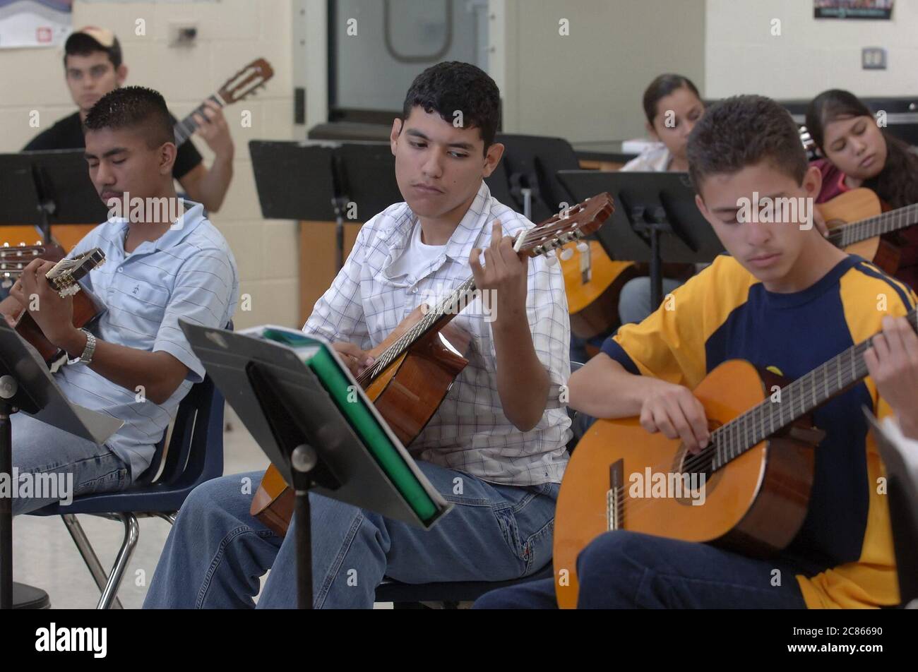 Brownsville, Texas, USA, 2. Dezember 2005: Schüler des ersten Studienjahres üben in einem Klassenzimmer an der Lopez High School, wo die Schülerschaft mehr als 99% Hispanic beträgt. ©Bob Daemmrich Stockfoto