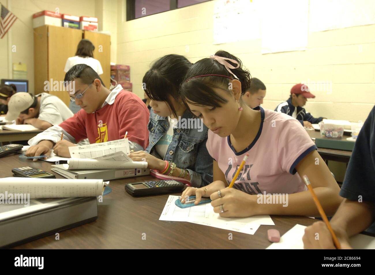 Brownsville, Texas USA, 2. Dezember 2005: Schüler der Lopez High School arbeiten mit Hilfe von handgeführten wissenschaftlichen Taschenrechnern an mathematischen Problemen im Algebra II-Klassenzimmer. Die Studentenbevölkerung von Lopez HS ist über 99% Hispanic. ©Bob Daemmrich Stockfoto