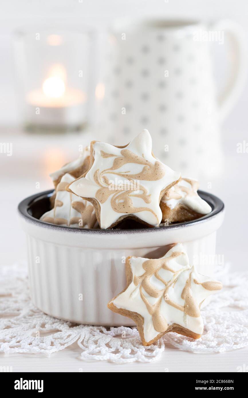Zimt-Kaffee-Sterne in Schale als Cheistmas Tischdekoration Stockfoto