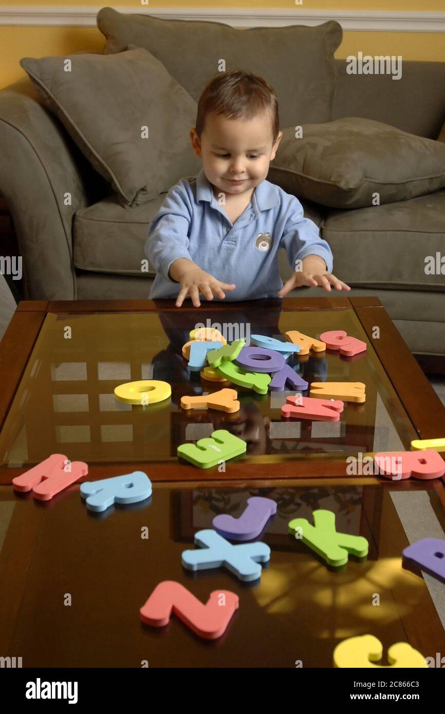 Austin, Texas USA, Januar 2006: Hispanic Kleinkind, 22 Monate, beginnt, das Alphabet zu erkennen, indem es die Formen von Buchstaben lernt. HERR ©Bob Daemmrich Stockfoto