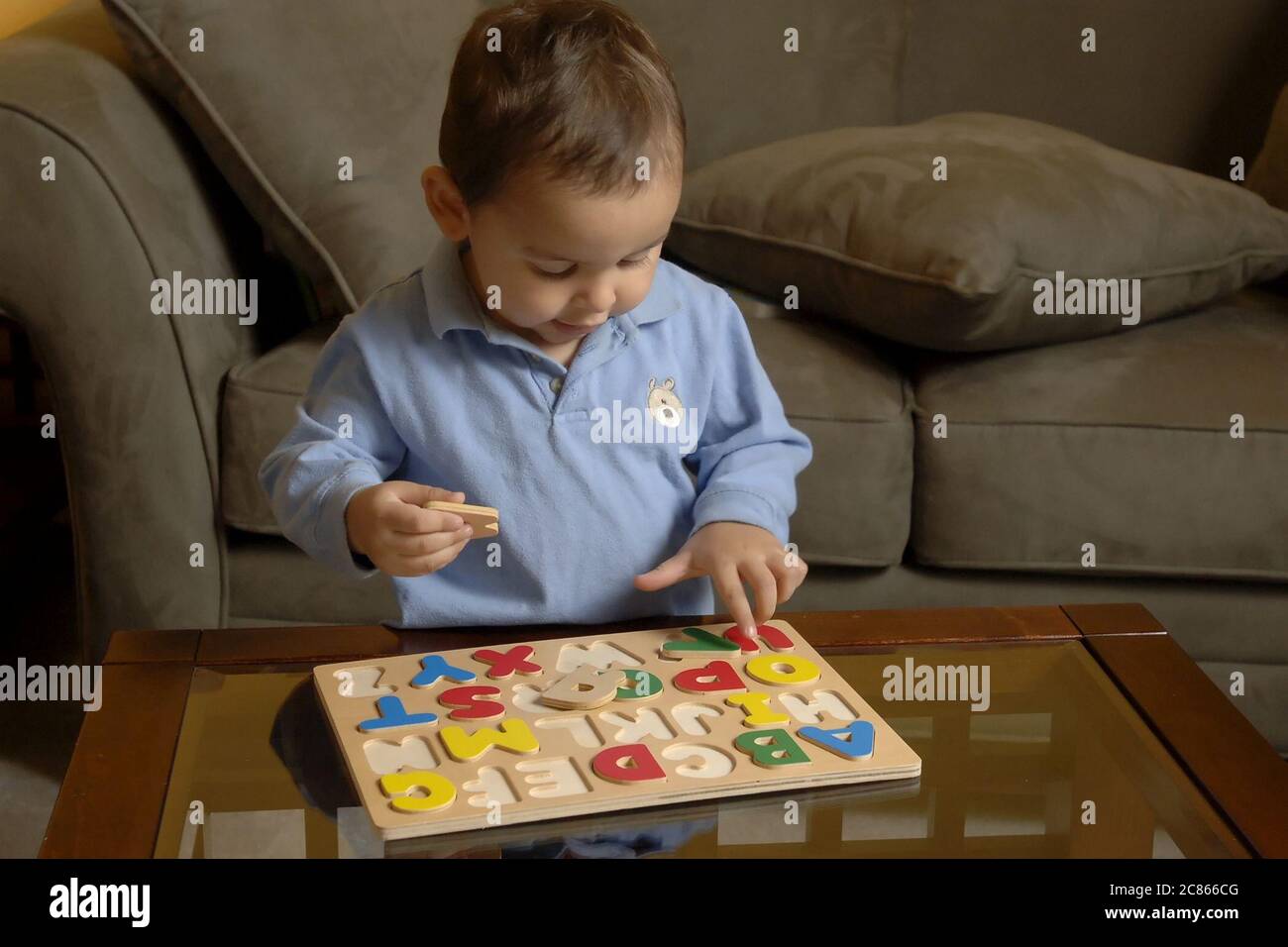 Austin, Texas USA, Januar 2006: Hispanic Kleinkind, 22 Monate, beginnt, das Alphabet zu erkennen, indem es die Formen von Buchstaben lernt. HERR ©Bob Daemmrich Stockfoto