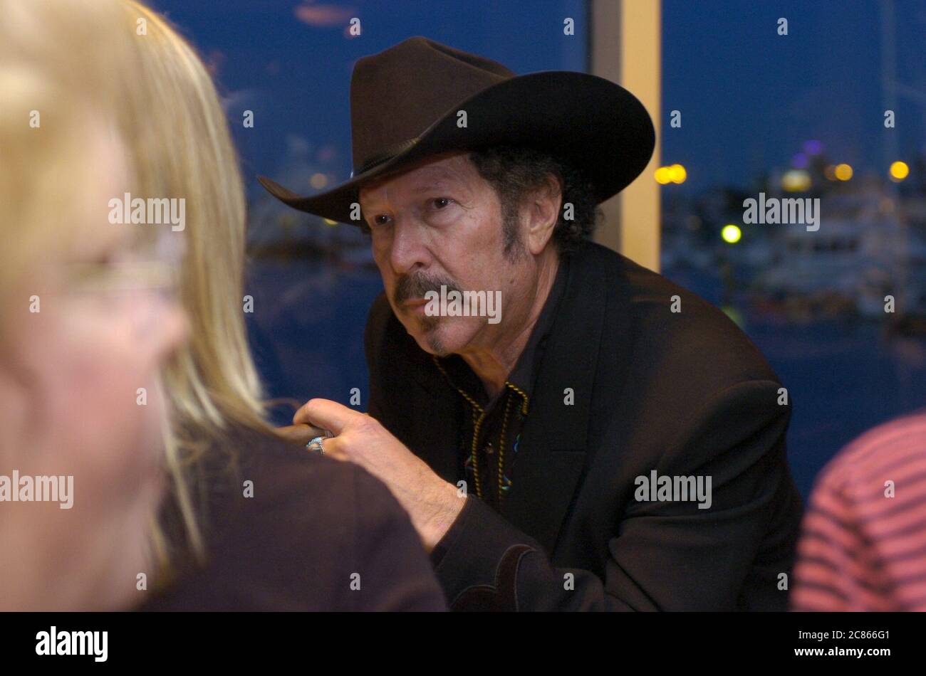 Corpus Christi, Texas USA, 14. Januar 2006: Unabhängiger Kandidat für den texanischen Gouverneur, Entertainer und Autor Kinky Friedman trifft Unterstützer bei einer Spendenaktion im Corpus Christi Yacht Club, der mehrere tausend Dollar für seine junge Kampagne einbrachte. ©Bob Daemmrich Stockfoto