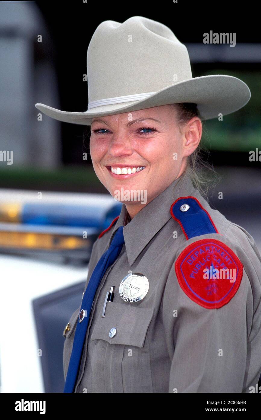 Texas: Lächelnder weiblicher Texas Department of Public Safety Highway Patrol Offizier in Uniform. ©Bob Daemmrich Stockfoto
