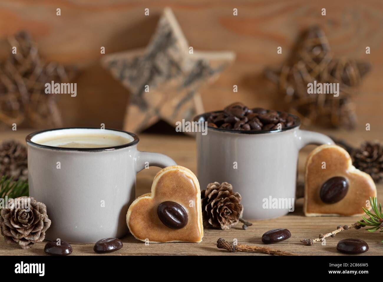 weihnachtliche Tischdekoration mit Kaffeekekse in Herzform und Kaffeebohnen Stockfoto