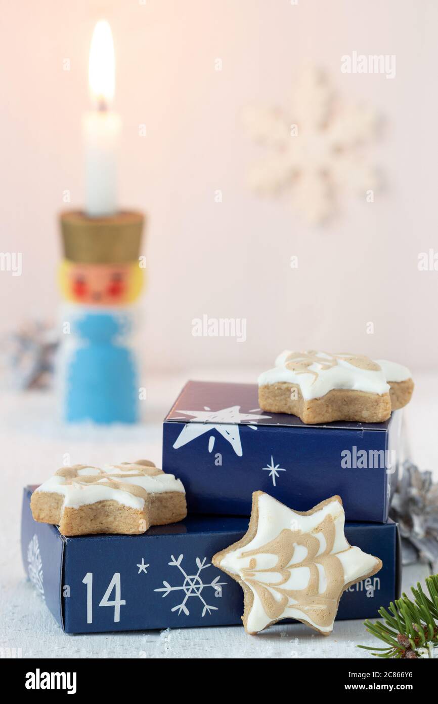 weihnachts-Kekse Zimt Kaffee Sterne und Geschenk-Boxen Stockfoto
