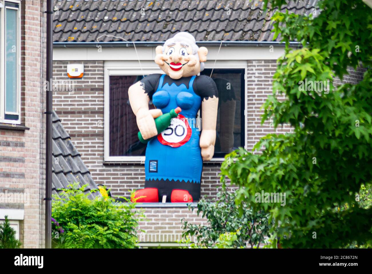 Aufblasbare Puppe der biblischen Figur Sarah. Es ist eine Tradition in den Niederlanden Sarah Puppen an Frauen zu geben, die 50 Jahre alt werden. Stockfoto