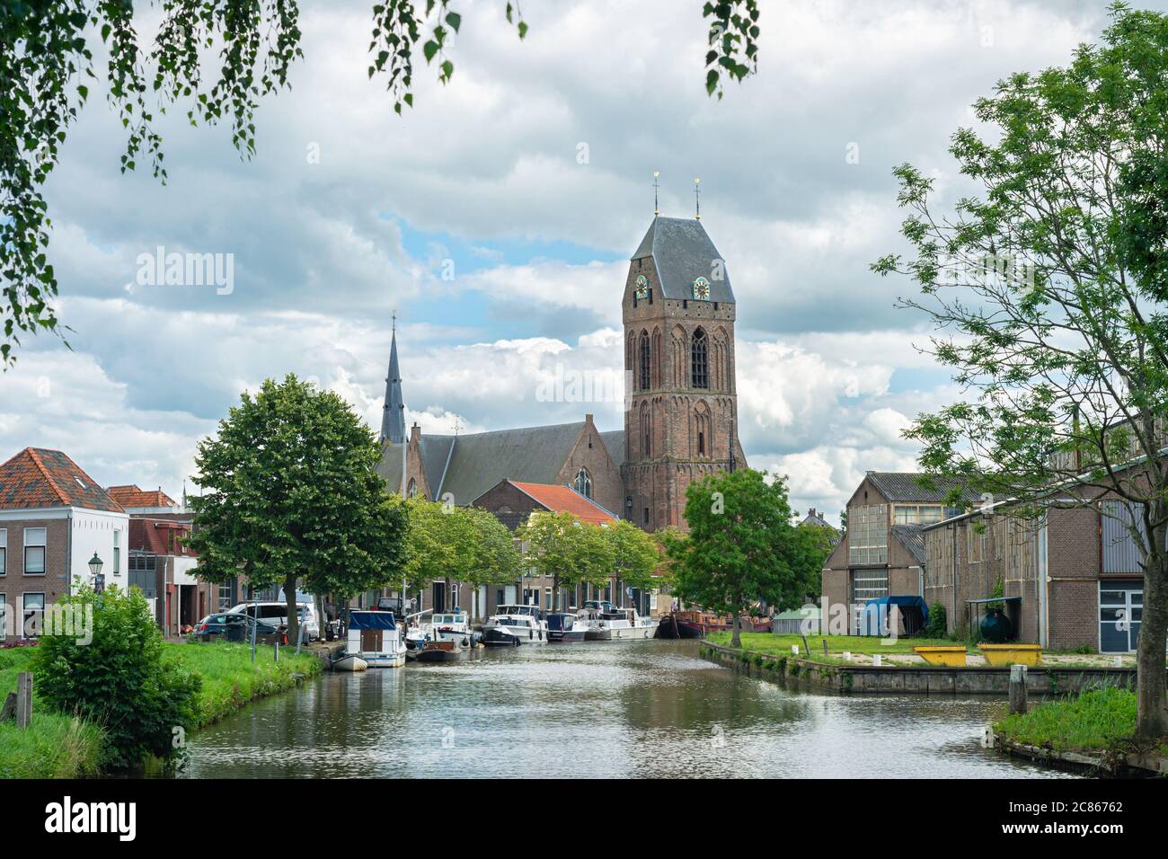 Blick auf die Altstadt von Oudewater mit gotischer Hallenkirche "Grote von Sint-Michaëlskerk". Stockfoto