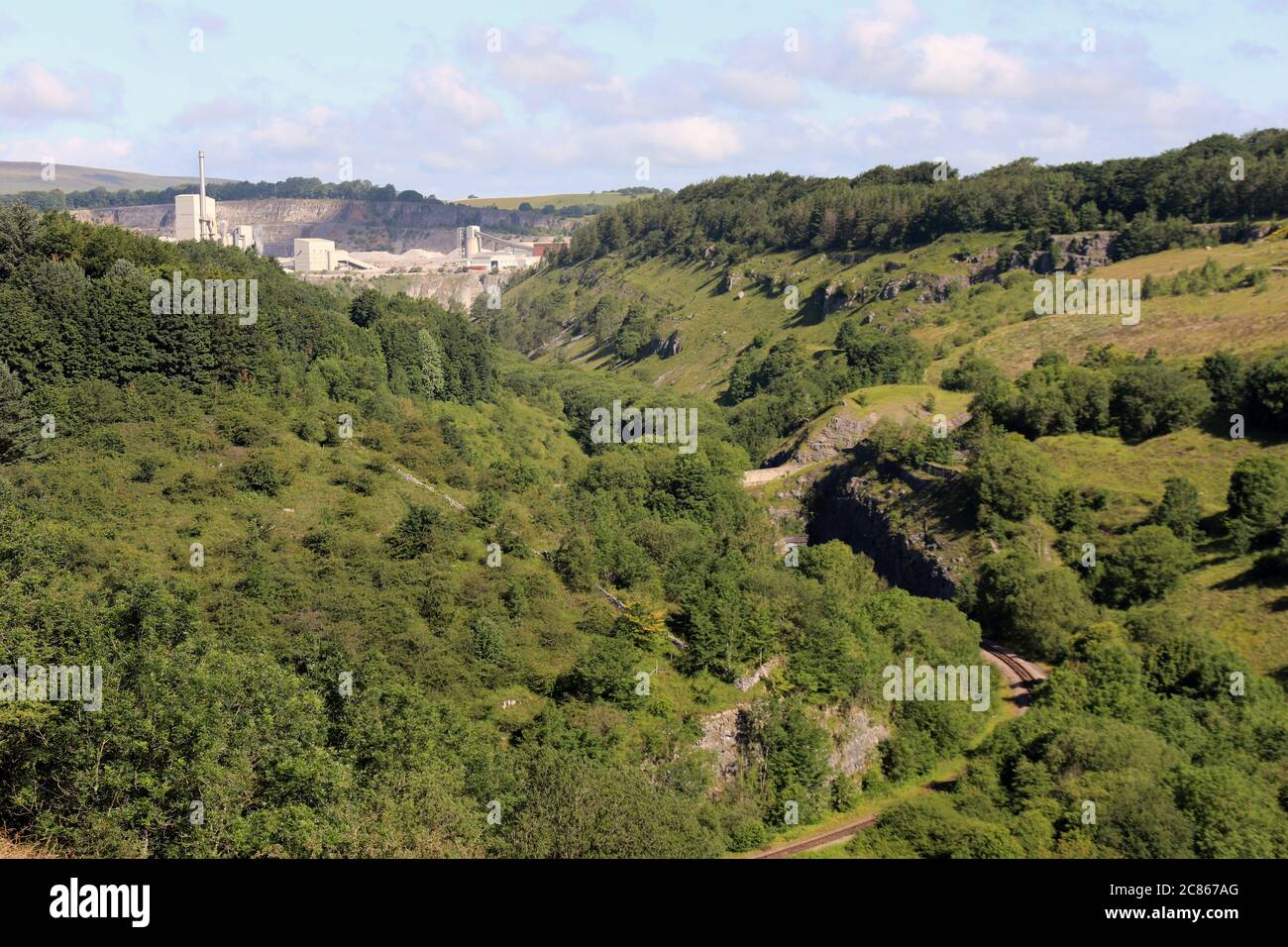 Tunstead Kalksteinbruch im Besitz von Tarmac von der A6 in Derbyshire gesehen Stockfoto