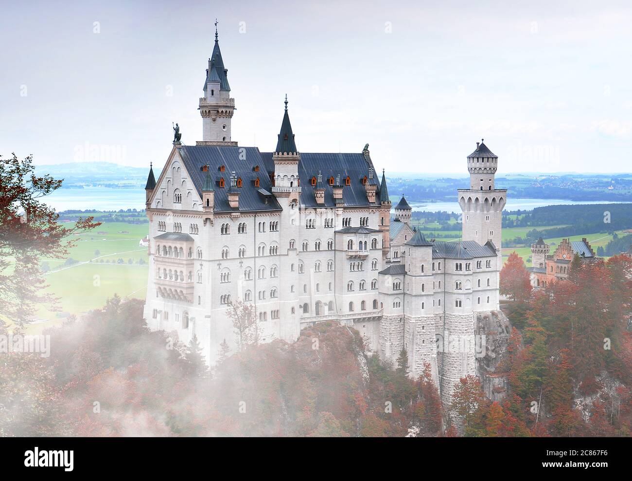 Schloss Neuschwanstein oder Schloss Neuschwanstein im nebligen Herbsttag im Südwesten Bayerns, Deutschland Stockfoto