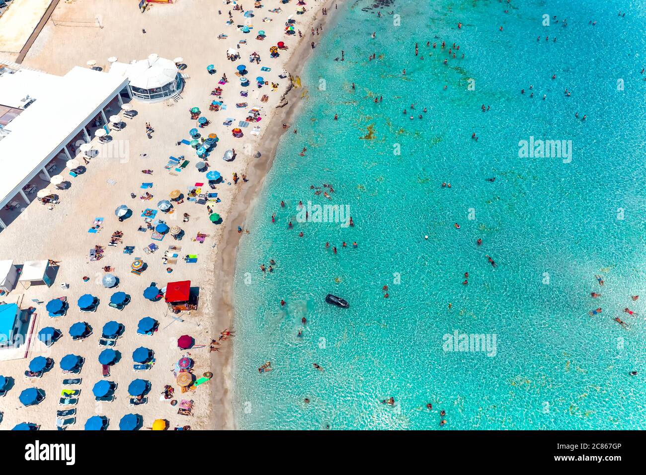 Luftaufnahme Nissi Bay Beach. Menschen, Sonnenschirme, Sand und Meereswelle. Bezirk Famagusta, zypern Stockfoto
