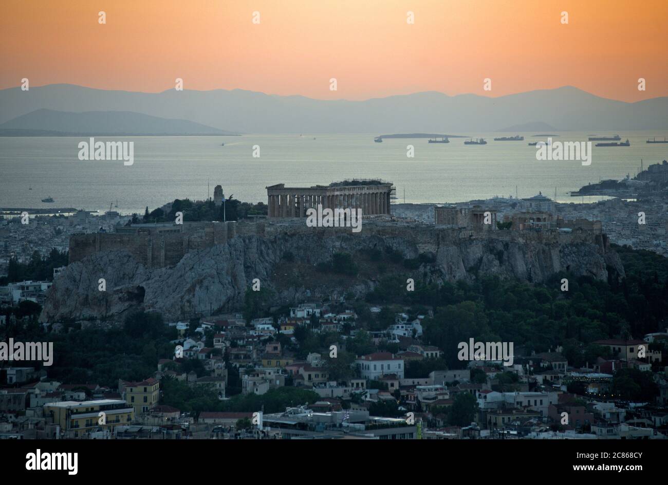 Sonnenuntergang in Athen, Blick vom Lycabettus Berg mit der Akropolis und dem Parthenon bei Dämmerung. Griechenland Stockfoto