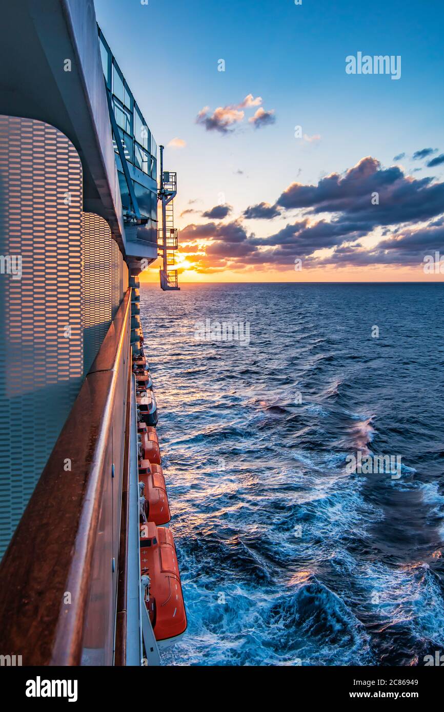 Konzept für Kreuzfahrten. Segelschiff bei Sonnenuntergang. Stockfoto