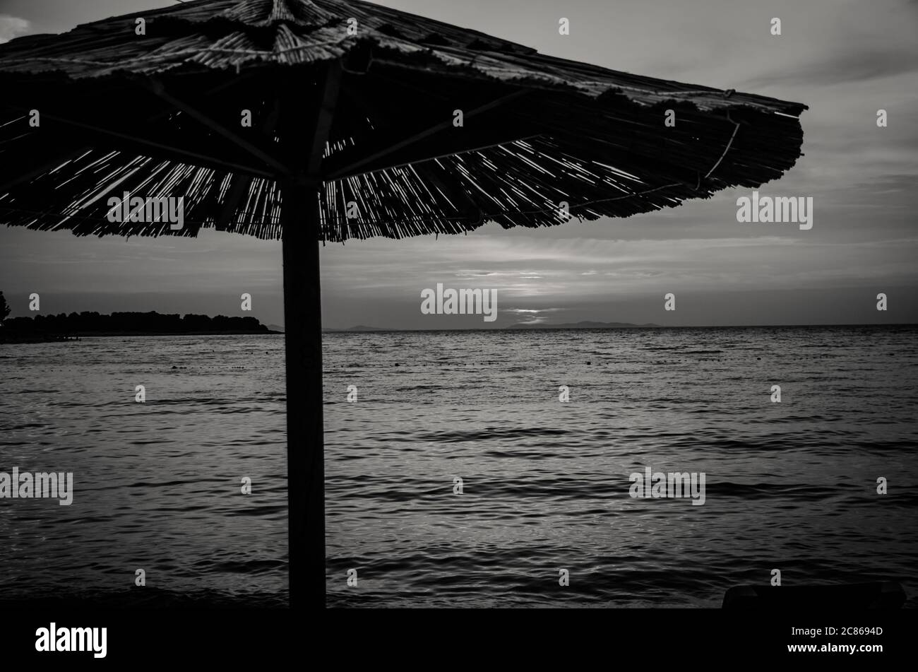 Regenschirm und Horizont des kroatischen Meeres monochrom Stockfoto