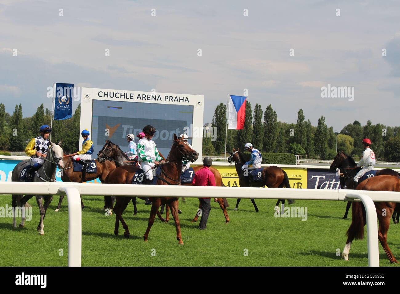 Unmittelbar vor einem Wettkampfrennen von 2200 Metern versammeln sich verschiedene französische, irische und slowakische Pferde in der Nähe des Startpunkts der Chuchle Arena. Stockfoto