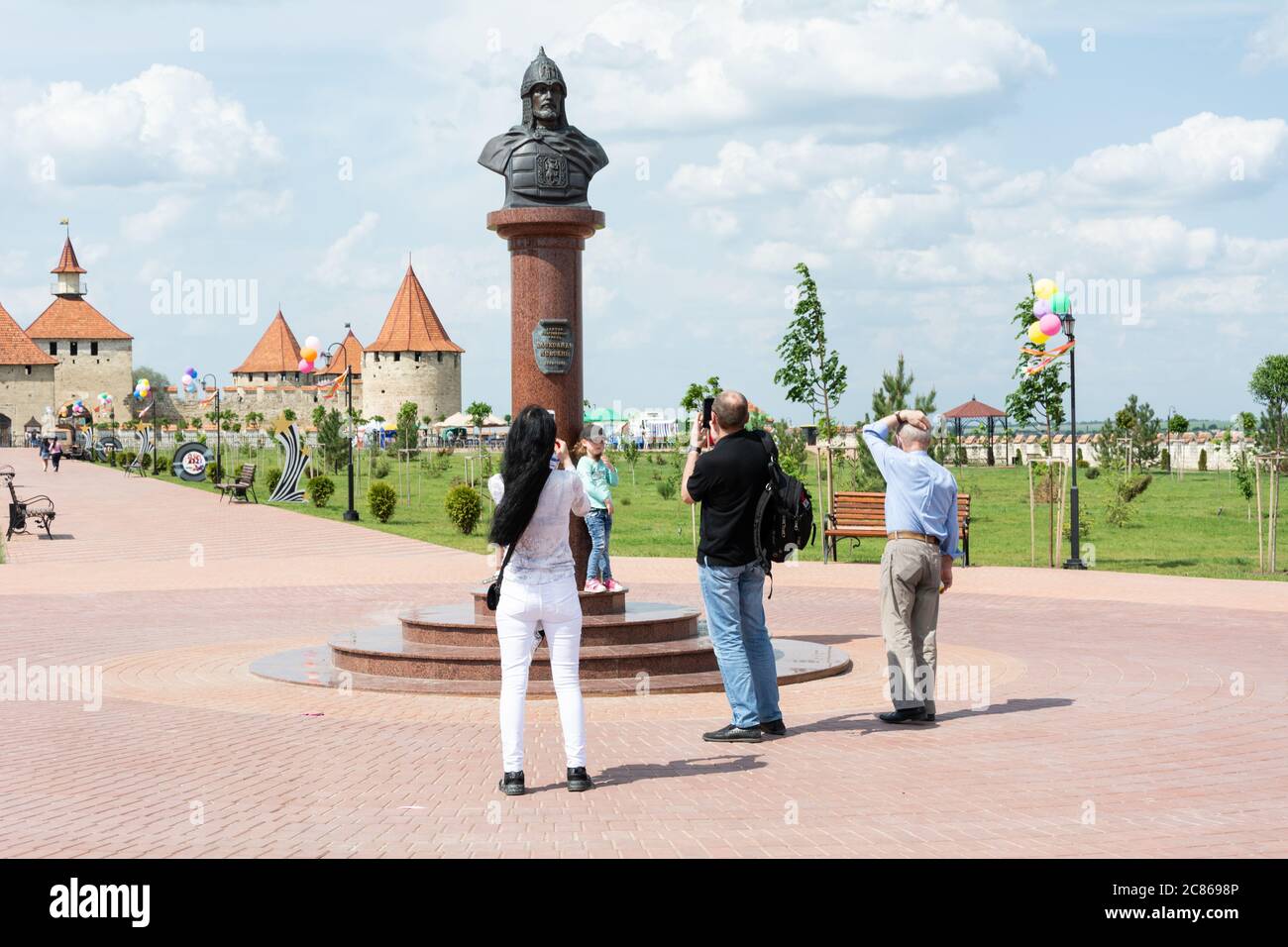 Moldawien, Bender - 18. Mai 2019: Touristen werden vor dem Hintergrund des Denkmals für Alexander Nevsky fotografiert. Moldawien, Osteuropa. Stockfoto