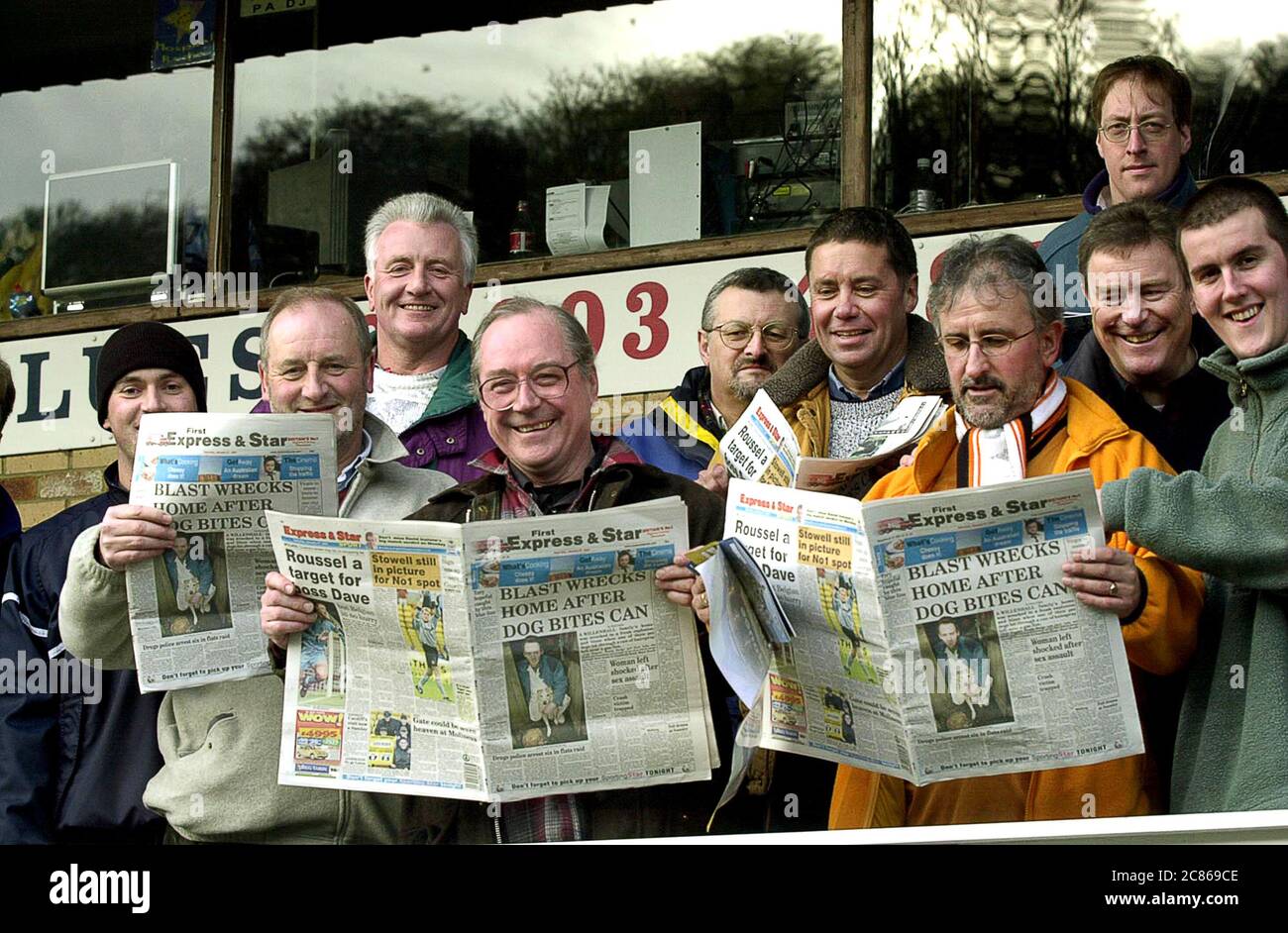 Männer Fußballfans lesen Zeitung Großbritannien 2004 Stockfoto