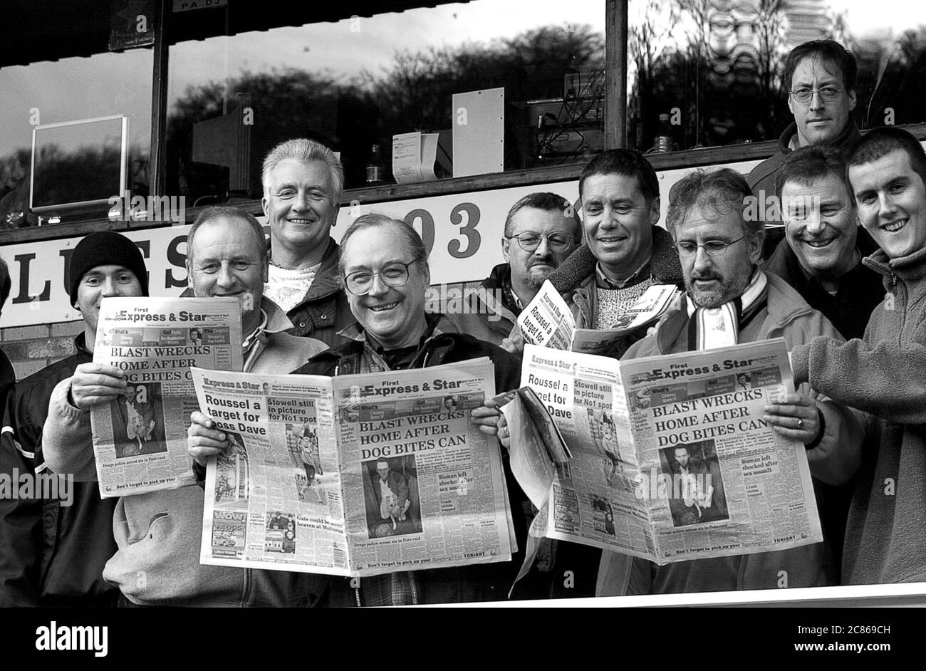 Männer Fußballfans lesen Zeitung Großbritannien 2004 Stockfoto