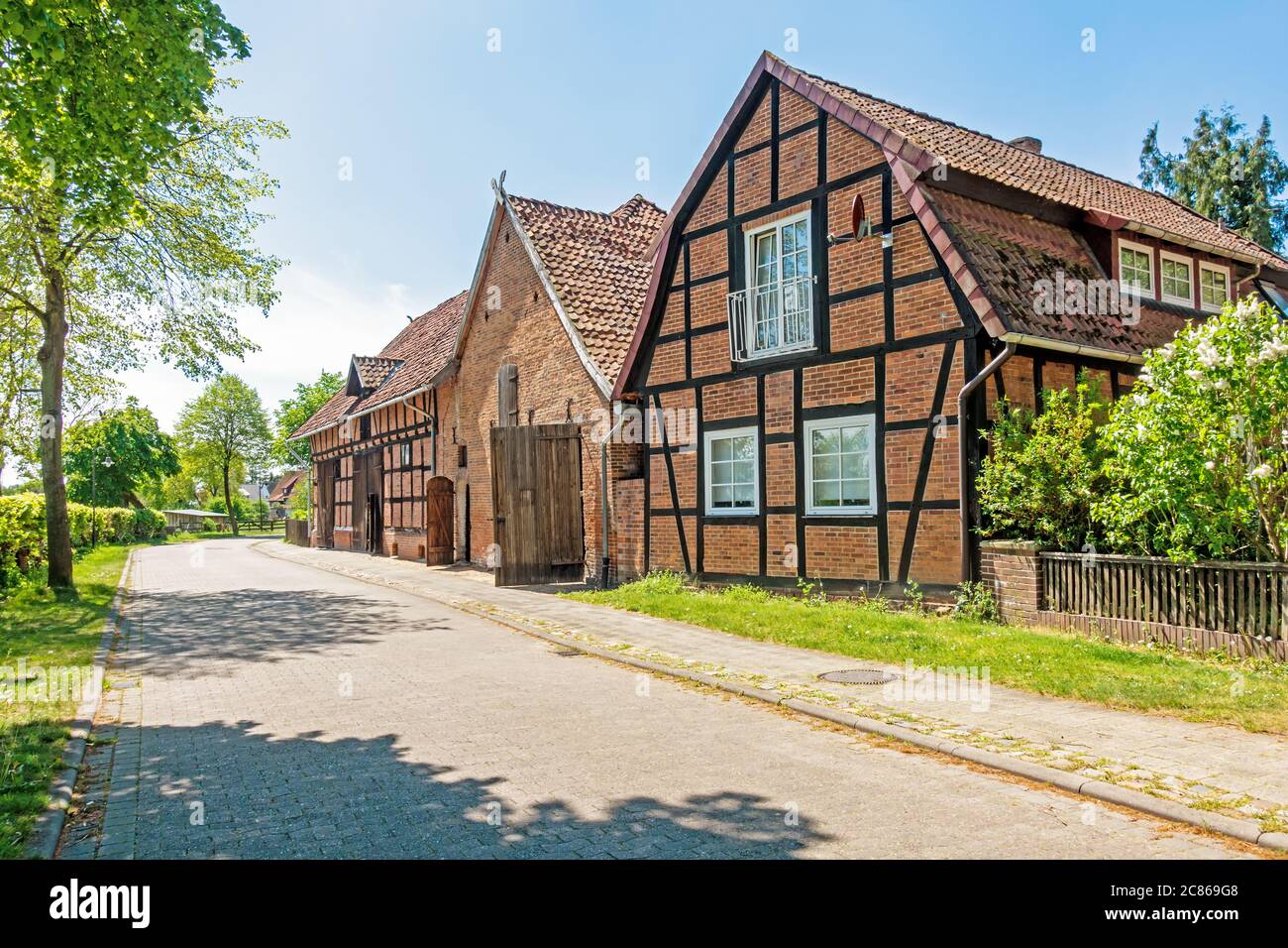 Historische Scheunen im Dorf Ahlden, Niedersachsen, Deutschland Stockfoto