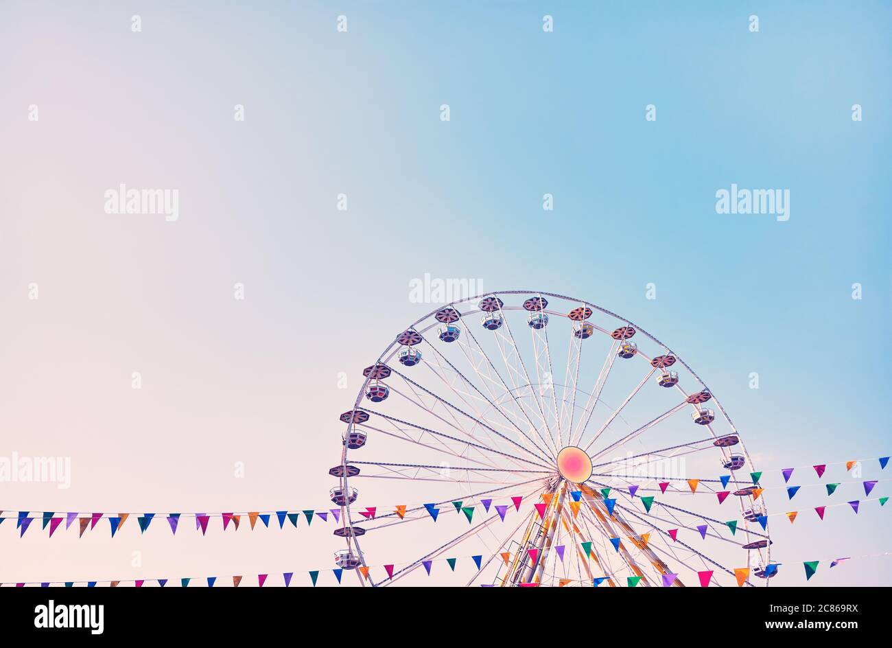Riesenrad mit wolkenlosem Himmel im Hintergrund, Farbtonung angewendet, Platz für Text. Stockfoto
