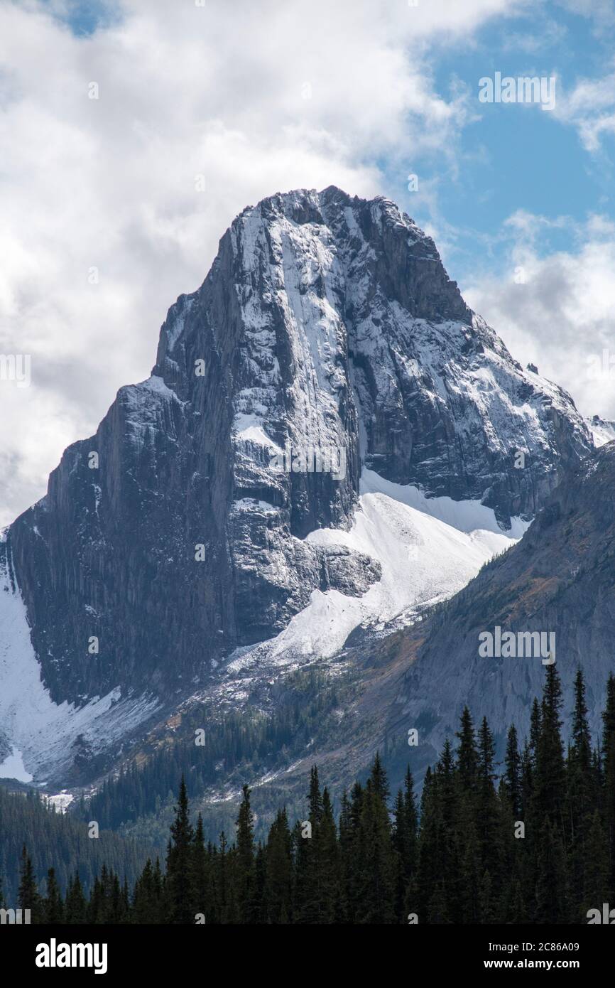 Ein einzelner isolierter Berg in Kananaskis, Alberta, Kanada. Stockfoto