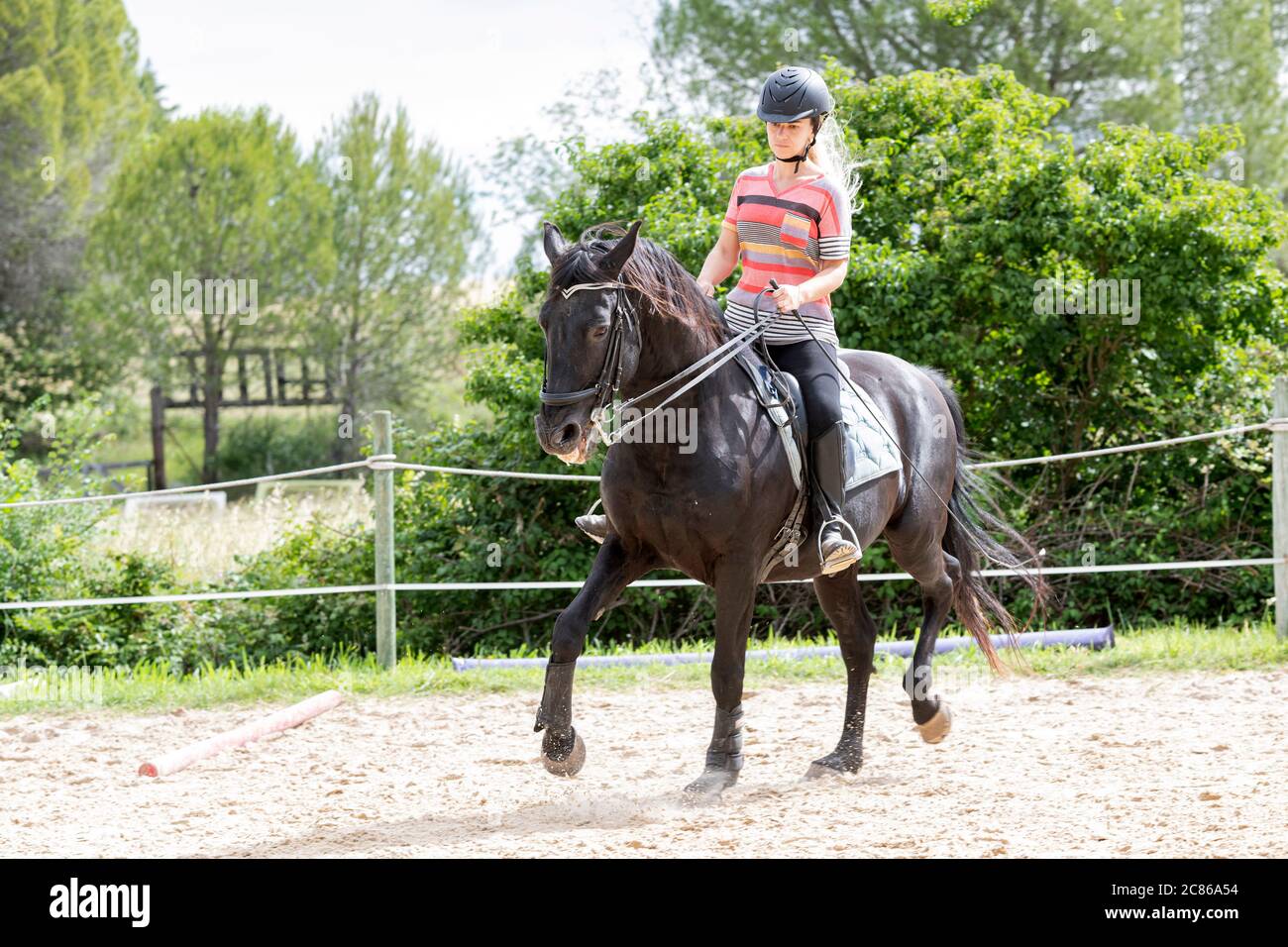 Reiten Mädchen sind die Ausbildung ihr Pferd im Reitzentrum Stockfoto
