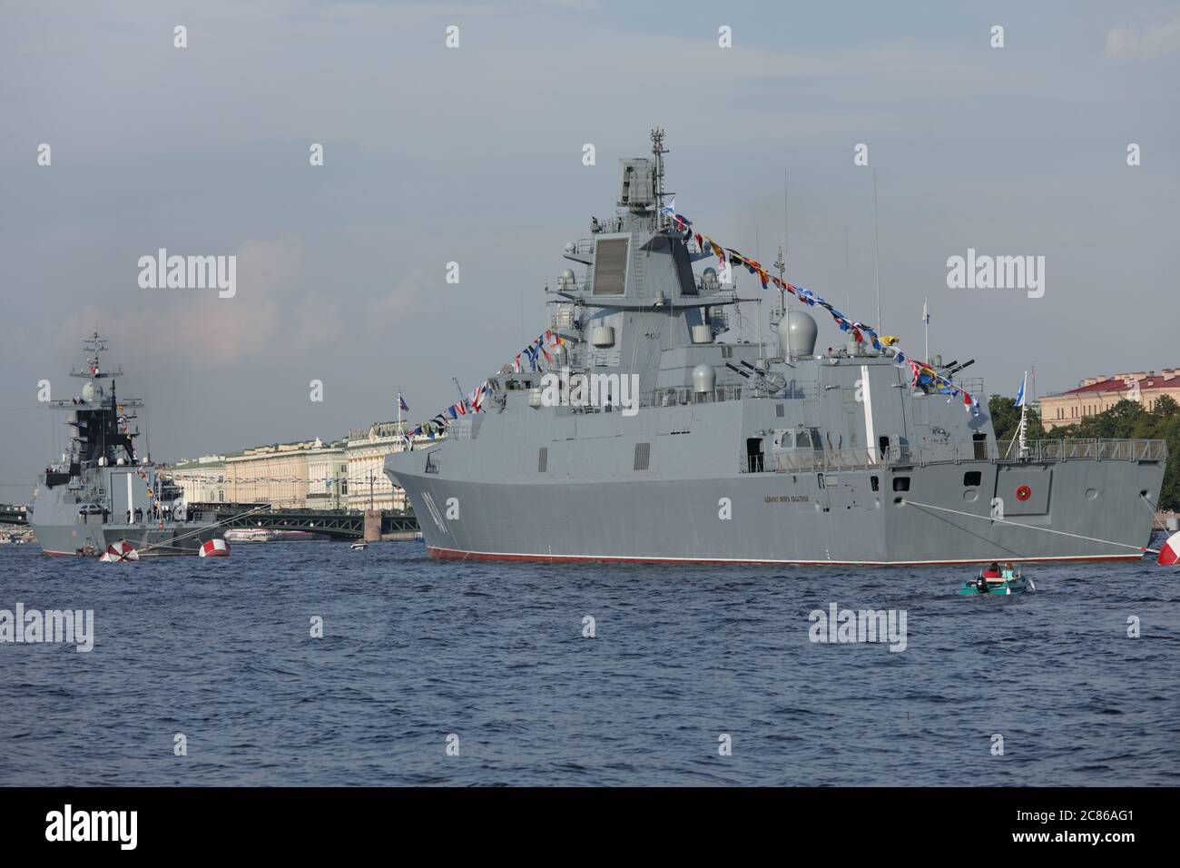 Die Fregatte der russischen Marine Admiral Kasatonov und die Korvette Boikiy am Fluss Neva in St. Petersburg, Russland Stockfoto