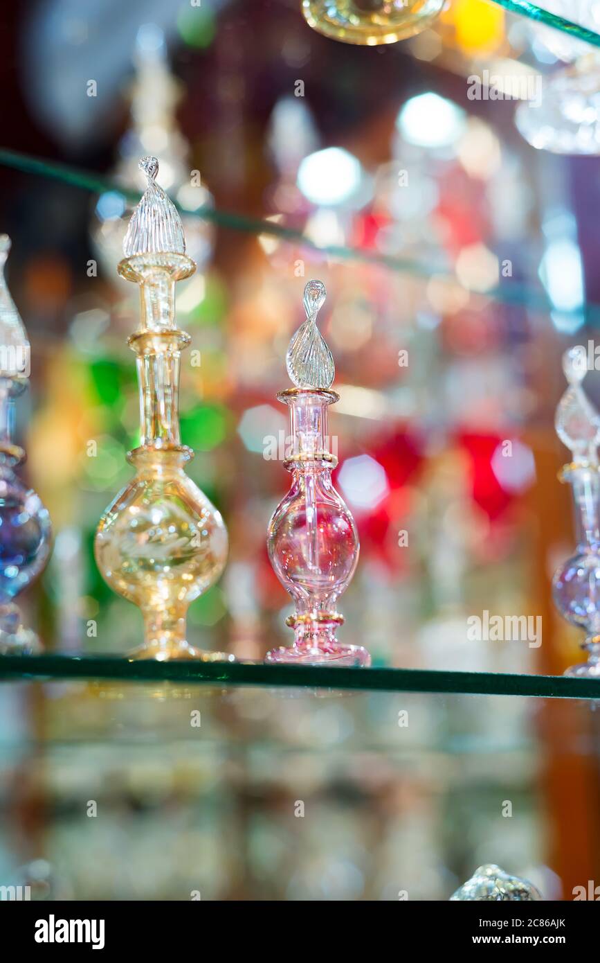 Vertikale Schaufenster von kleinen Shop mit handgefertigten bunten Weingläser im arabischen Stil für altmodische Technologien gemacht. Stockfoto