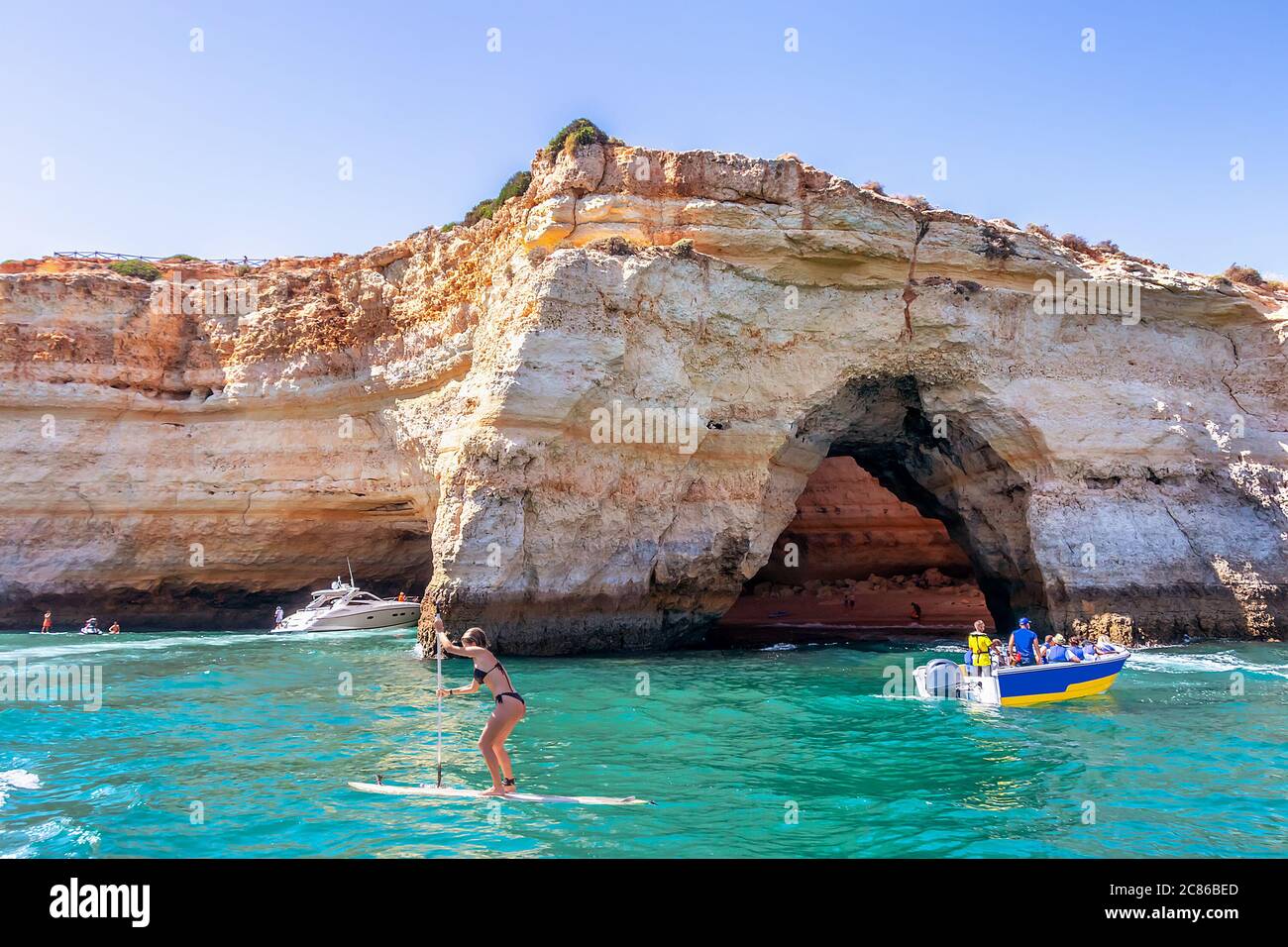 Boat Benagil Caves Tours. Die schönsten Höhlen an der Algarve Kajak-Höhlenbootfahrt, Besichtigungstouren durch die Benagil-Höhlen auf dem Algar Stockfoto