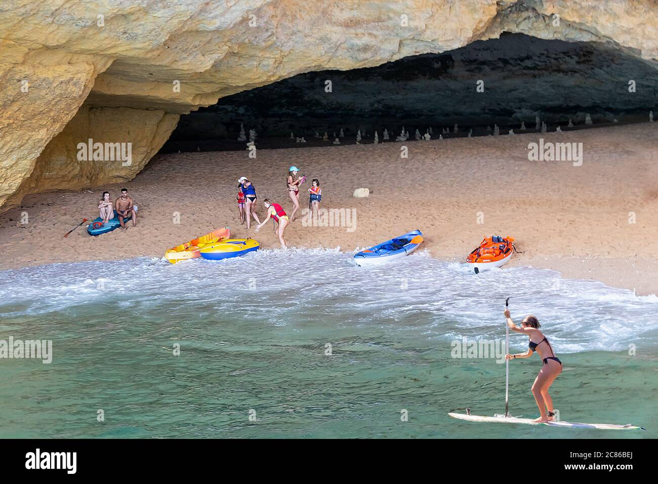 Lagoa, Portugal - 11. Juli 2020: Sehen Sie die berühmten Benagil Höhlen von der Seeseite. Schöne natürliche Meereshöhle mit smaragdgrünem Wasser Stockfoto