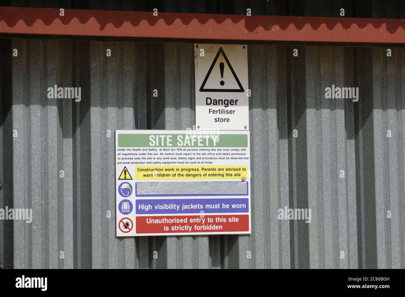 Warnschild auf Dünger Store Agricultural Building, Tetbury, Gloucestershire UK Stockfoto