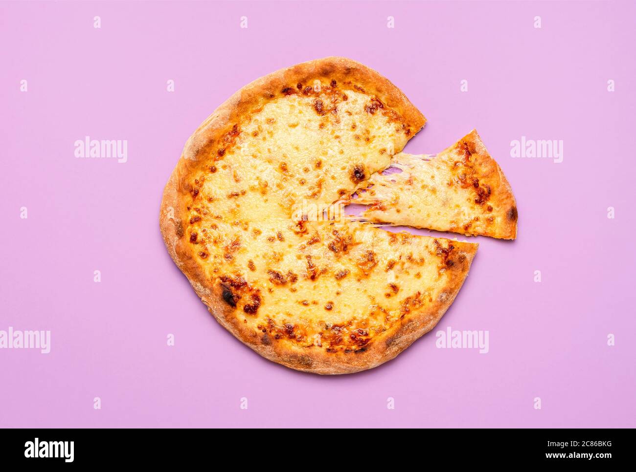 Hausgemachte reguläre Käse-Pizza mit einer Scheibe geschnitten, isoliert auf einem lila nahtlosen Hintergrund. Flaches Lay von heißen extra Käse Pizza mit geschmolzenem Mozzarella. Stockfoto