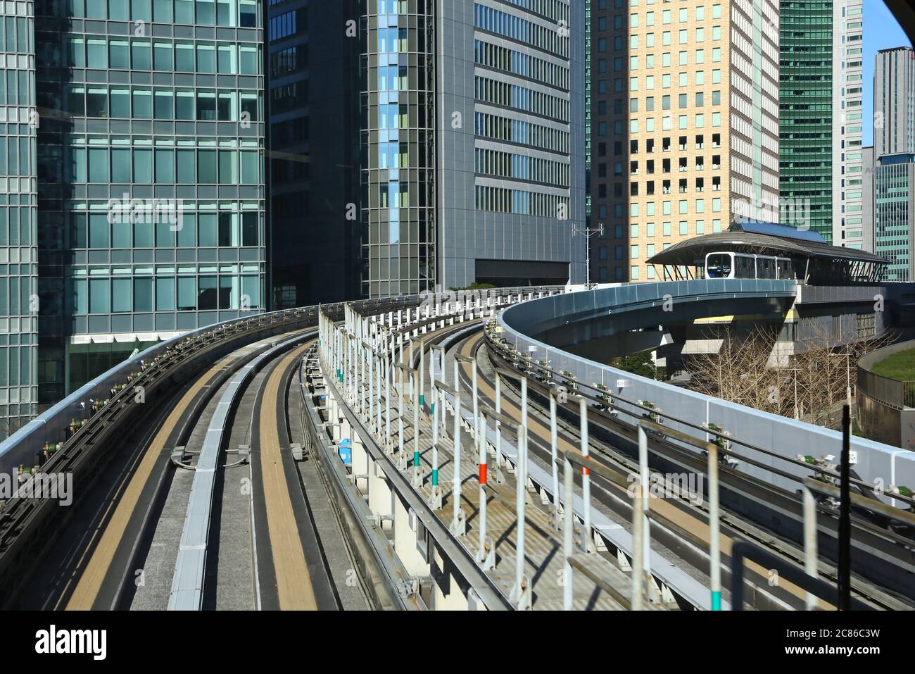 Moderne öffentliche Verkehrsmittel in Tokio, Japan. Biegung und Station einer erhöhten Eisenbahn. Stockfoto