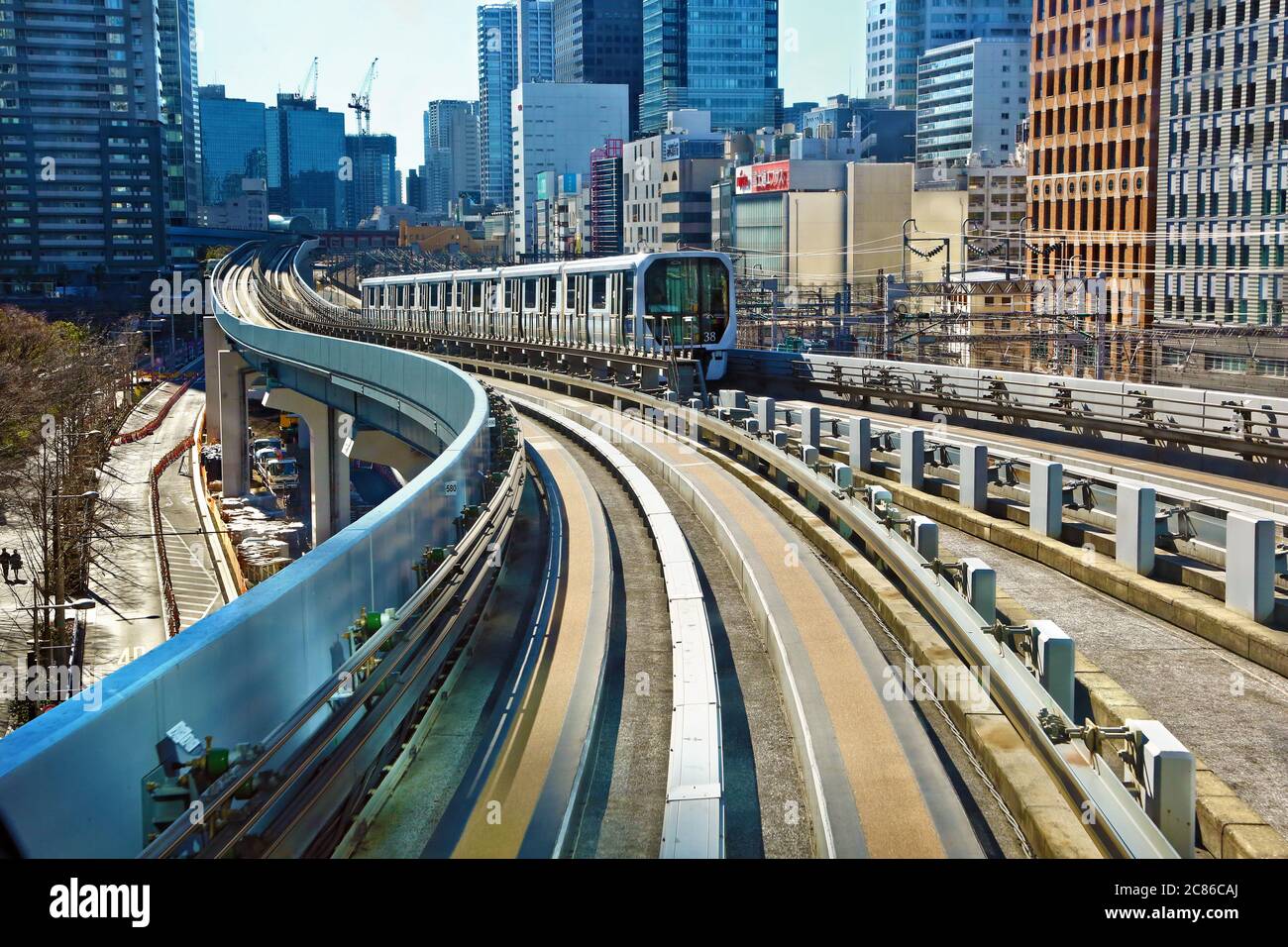Zug fährt auf der Yurikamome Linie in Tokio, Japan Stockfoto