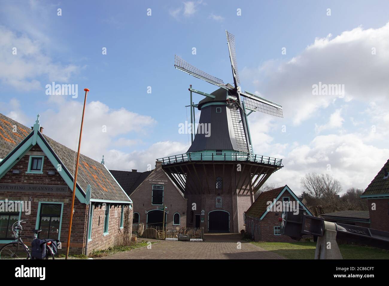Die Gerüstmühle, Windmühle Gouden Engel (englisch: Golden Angel) im niederländischen Dorf Koedijk. Niederlande, Februar. Stockfoto