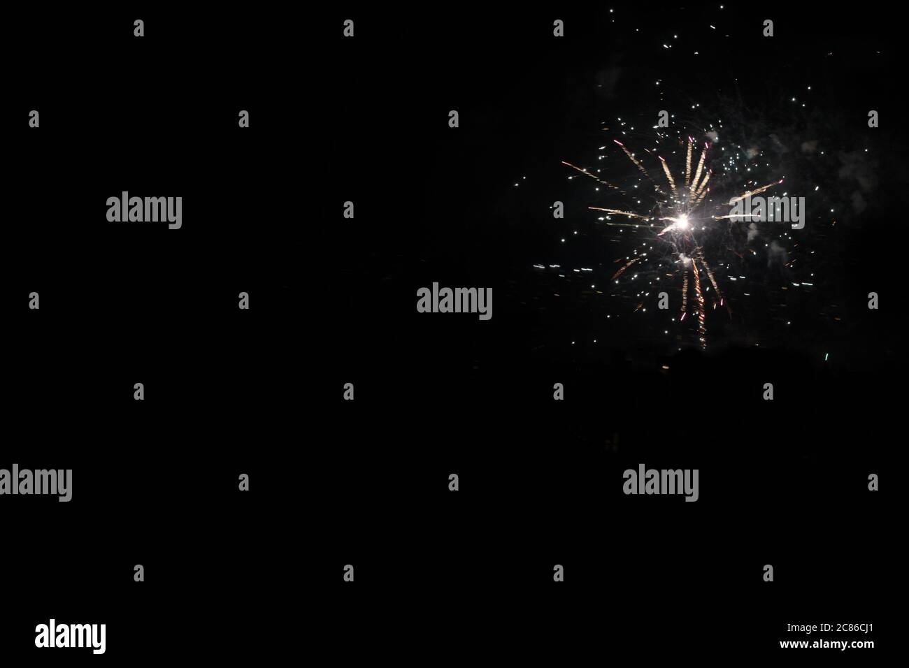 Einzelne Chrysantheme Rakete Feuerwerk Explosion mit Rauch und Licht Spuren auf einem massiven schwarzen Hintergrund mit Kopieplatz Stockfoto