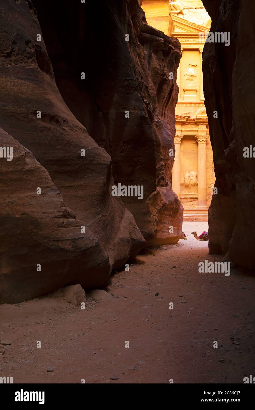 Ende des Siq, mit seiner dramatischen Aussicht auf Al Khazneh in Petra Stockfoto