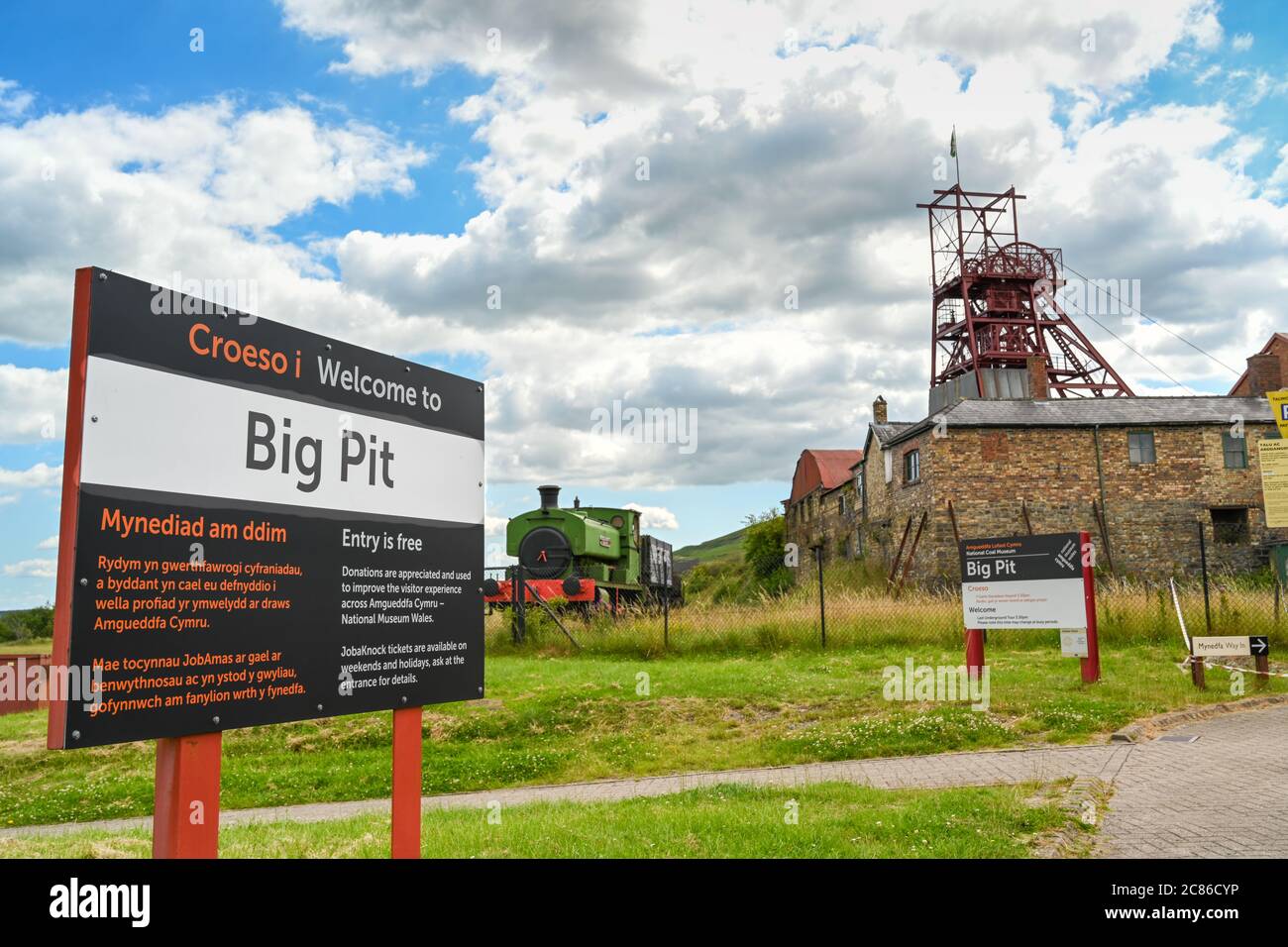 Blaenavon, Wales - Juli 2020: Zweisprachiges Schild vor dem Eingang zum Big Pit Museum in Blaenavon. Es ist eine beliebte Besucherattraktion, die das A zeigt Stockfoto