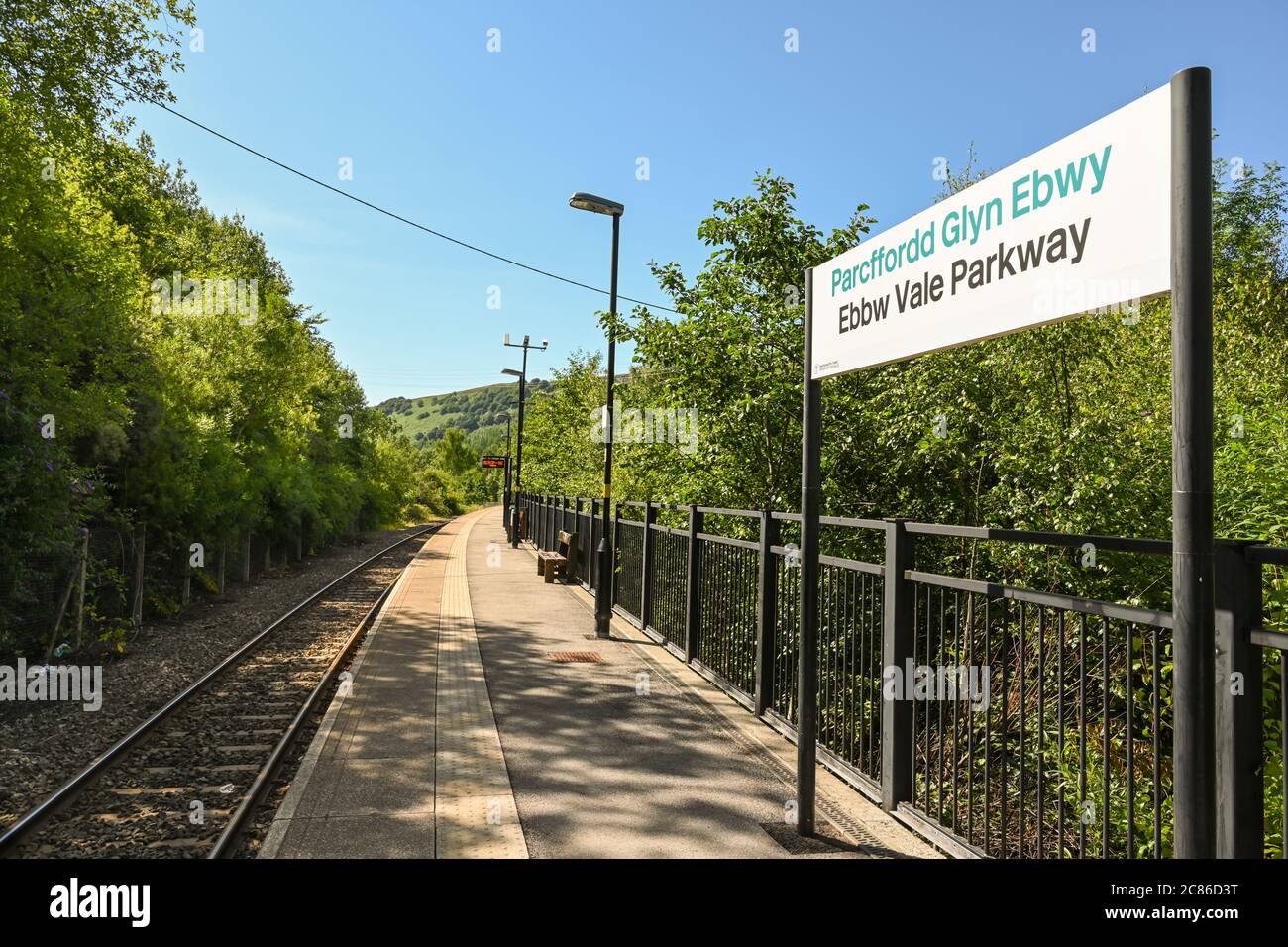Ebbw Vale, Wales - Juli 2020: Leerer Bahnsteig am Bahnhof Ebbw Vale Parkway. Der Bahnhof liegt am Stadtrand. Stockfoto