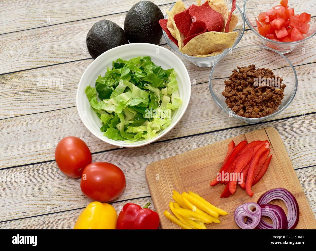 Gesunde gesunde Zutaten bereit, Mahlzeit Kit Familie Abendessen von Gourmet Taco Salat mit frischem Gemüse vorzubereiten Stockfoto