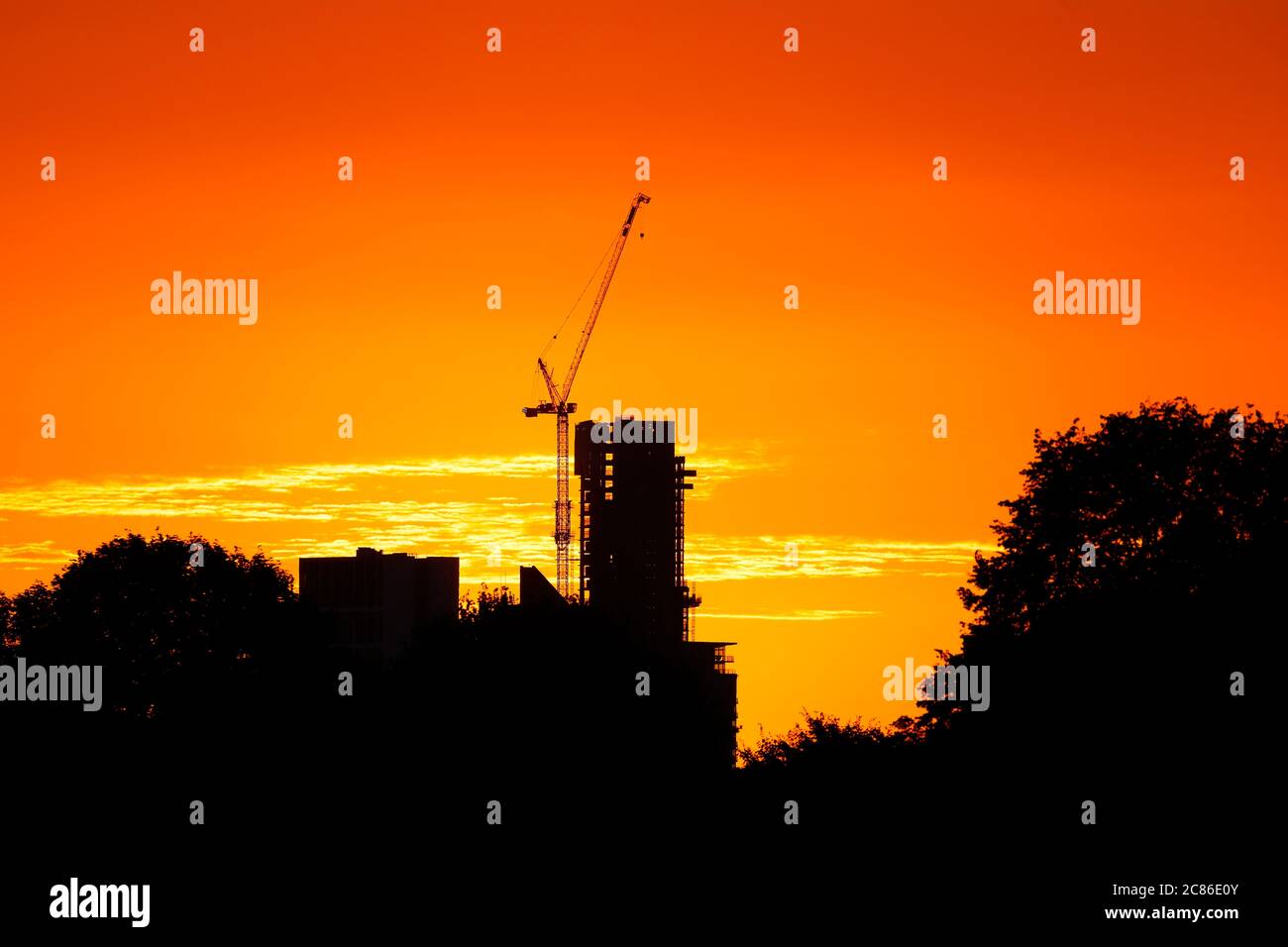 Sonnenaufgang mit Yorkshire's neuestem höchsten Gebäude 'Altus House' im Stadtzentrum von Leeds. Stockfoto