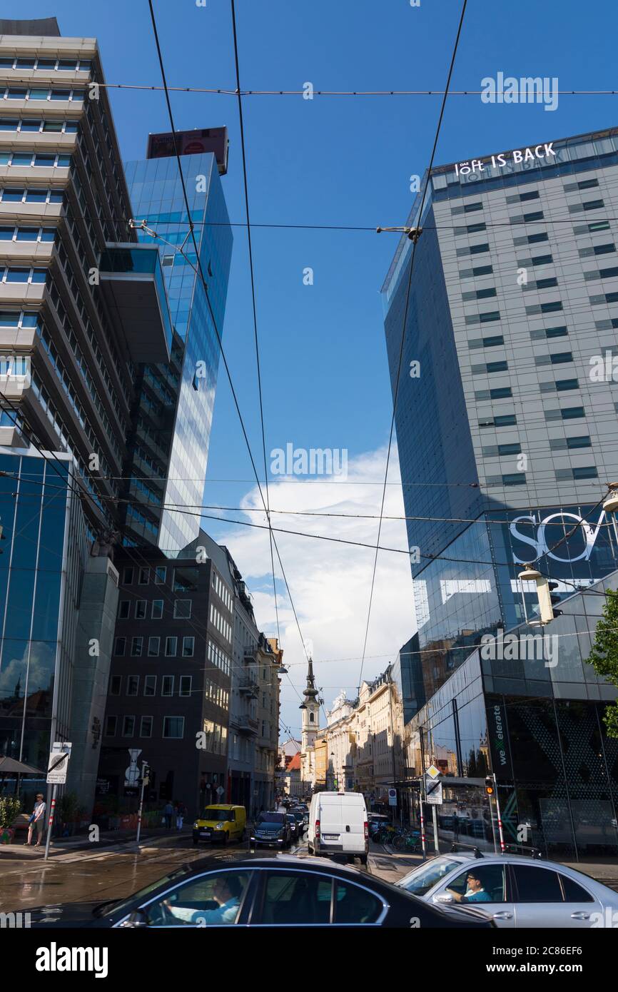 Wien, Wien: Straße Taborstraße, Kirche St. Johannes der Täufer (St. John the Baptist), Media Tower (links), Hotel Sofitel (rechts) im Jahr 02. Leopoldstadt Stockfoto Wien, Wien: Straße Taborstraße, Kirche St. Johannes der Täufer (St. John the Baptist), Media Tower (links), Hotel Sofitel (rechts) im Jahr 02. Leopoldstadt Stockfoto