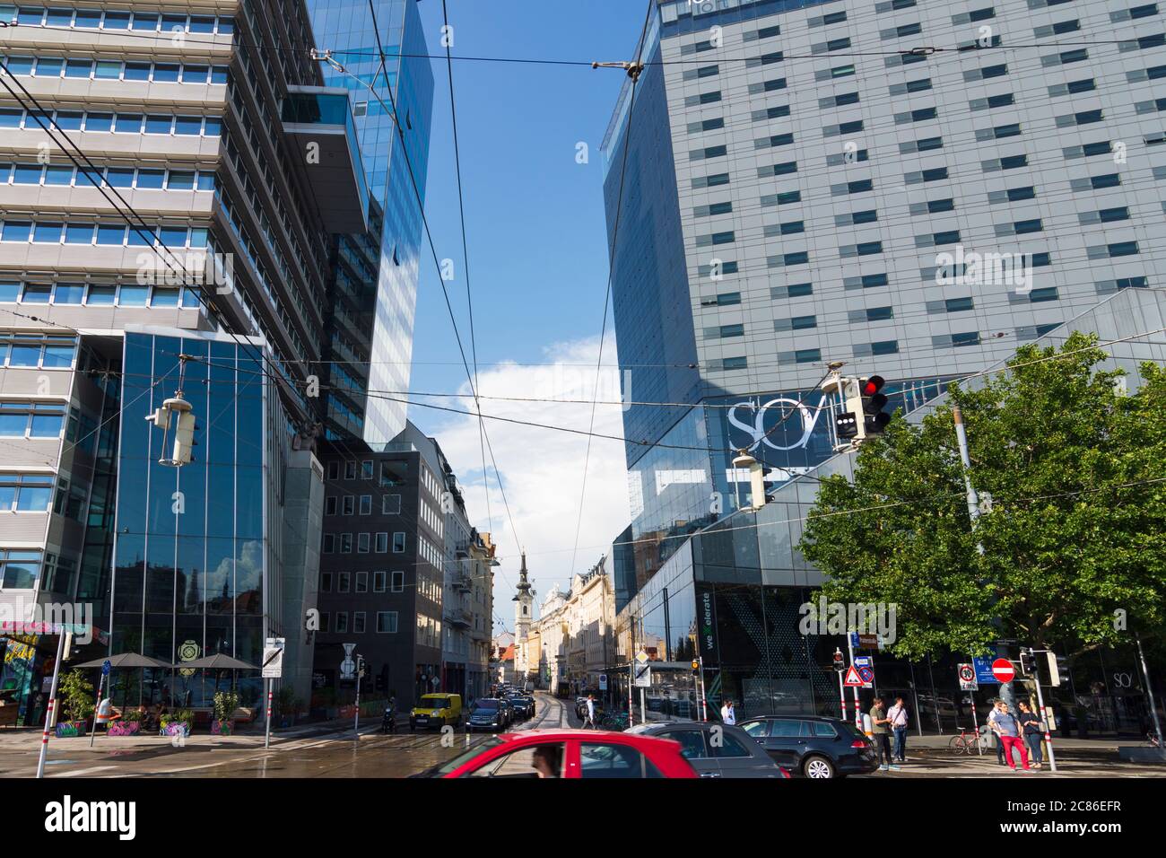 Wien, Wien: Straße Taborstraße, Kirche St. Johannes der Täufer (St. John the Baptist), Media Tower (links), Hotel Sofitel (rechts) im Jahr 02. Leopoldstadt Stockfoto Wien, Wien: Straße Taborstraße, Kirche St. Johannes der Täufer (St. John the Baptist), Media Tower (links), Hotel Sofitel (rechts) im Jahr 02. Leopoldstadt Stockfoto