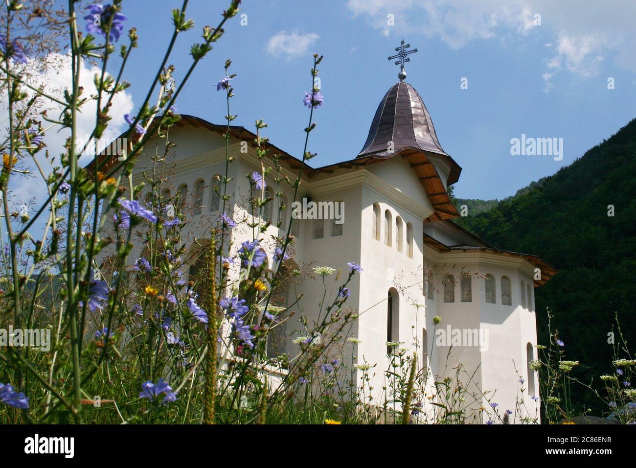 Blick auf die neue Kirche des Sub Piatra Klosters in Alba County, Rumänien. Stockfoto