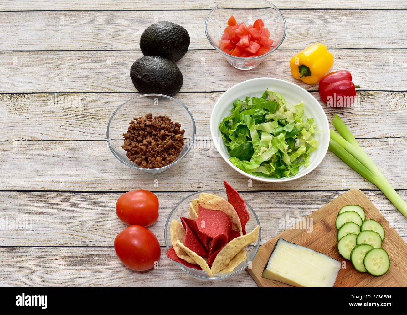 Gesunde gesunde Zutaten bereit, Mahlzeit Kit Familie Abendessen von Gourmet Taco Salat mit frischem Gemüse vorzubereiten Stockfoto