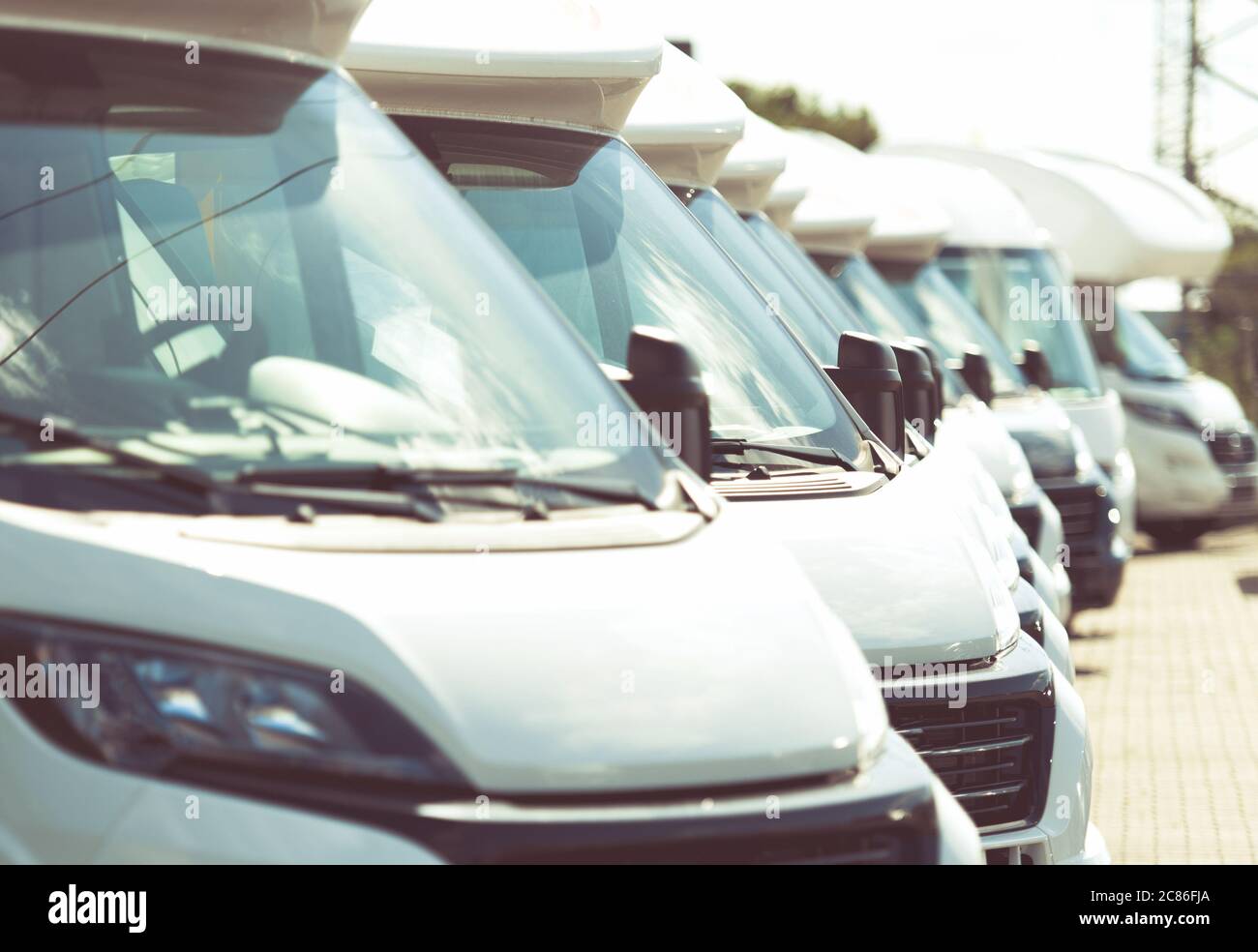 Linie von brandneuen Camper Vans Wohnmobile warten Kunden auf Händler Verkauf Lot. Freizeitfahrzeuge Verkauf. Caravaning Industry. Stockfoto