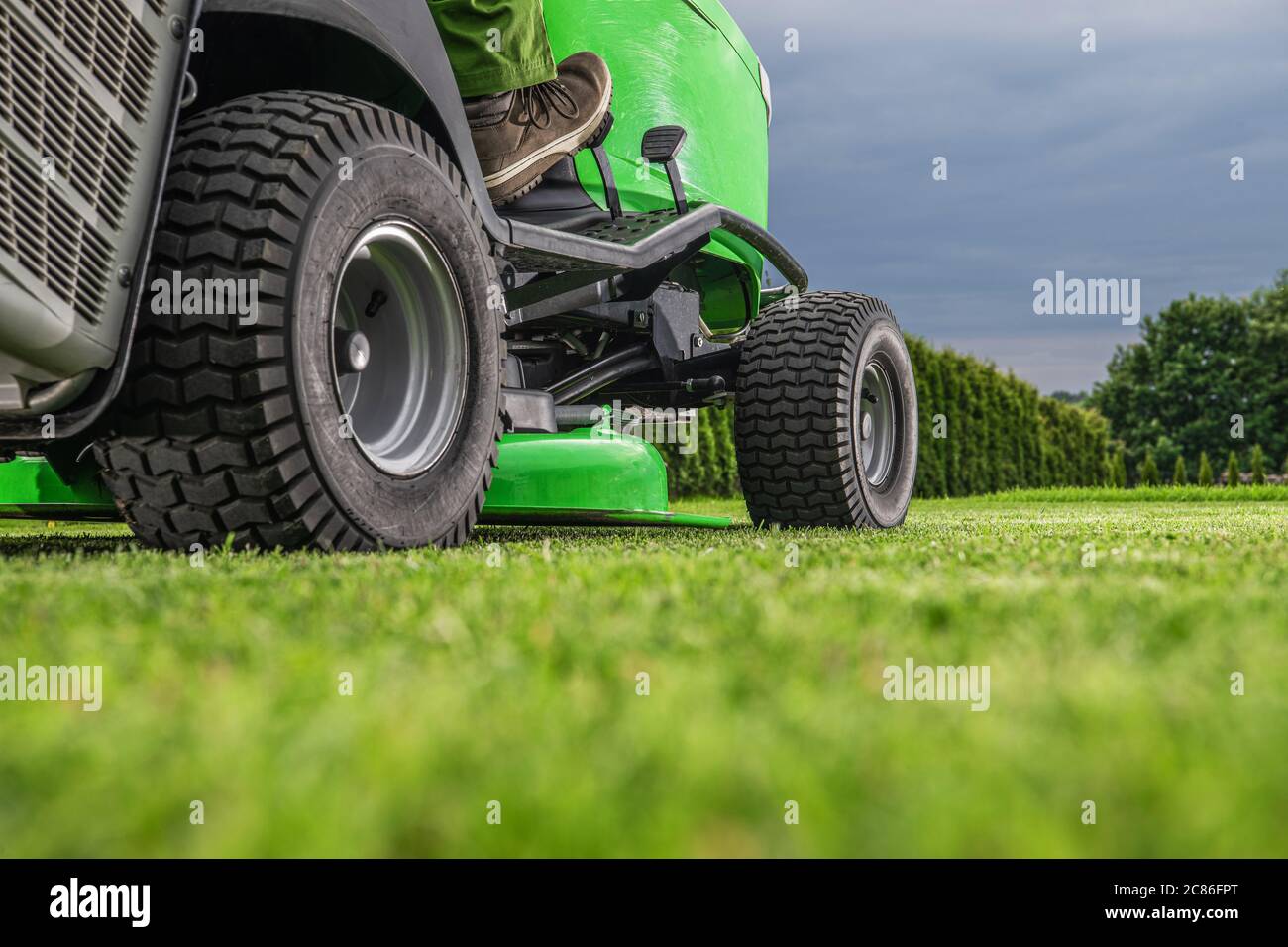 Garten- und Landschaftsbau Thema. Outdoor-Power-Ausrüstung Reiten Rasen Mäher Traktor Job. Rasenmäharbeiten. Stockfoto